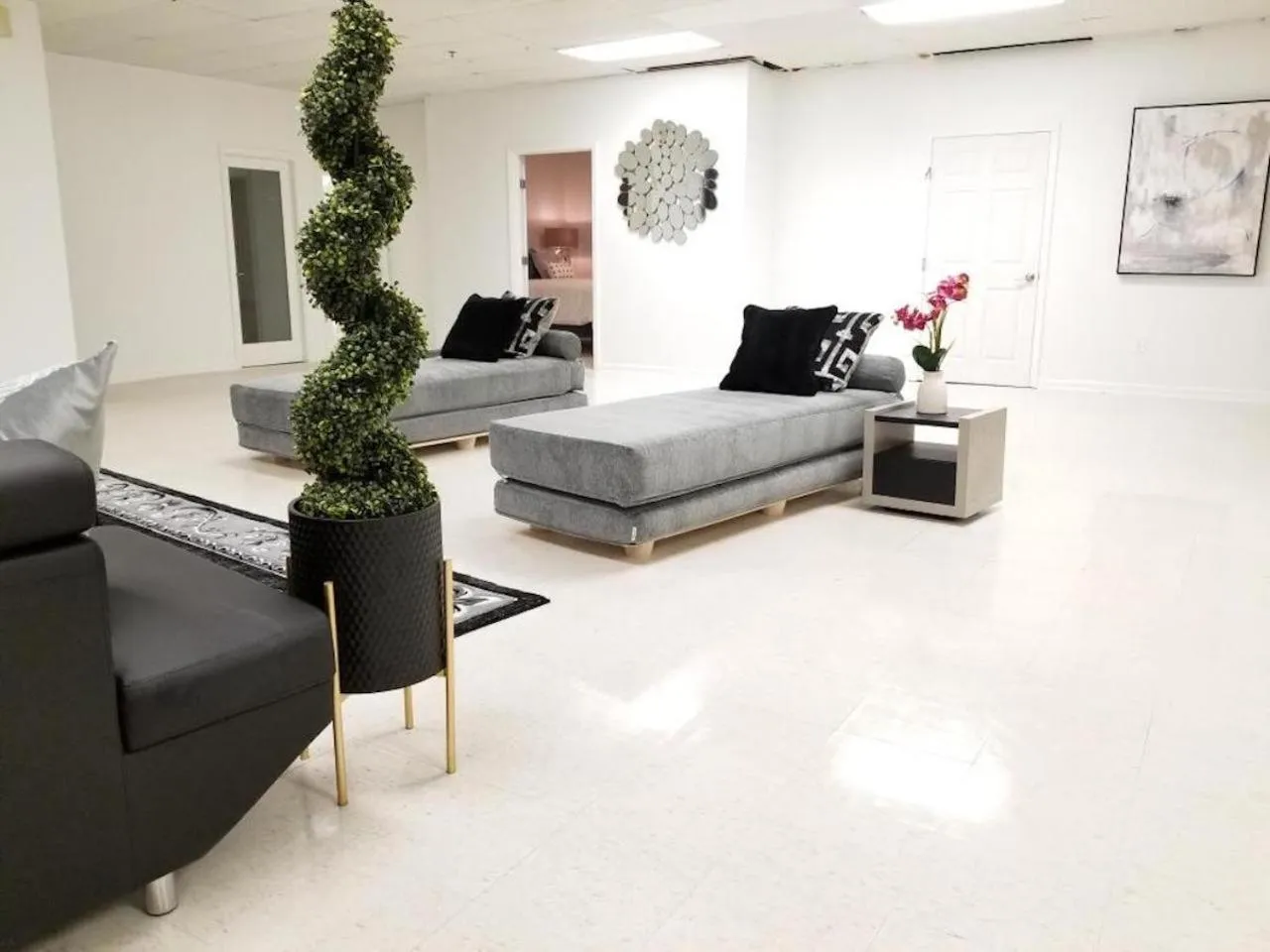 Living room in 9BR-SLEEPS 19. Amazing Deal!!