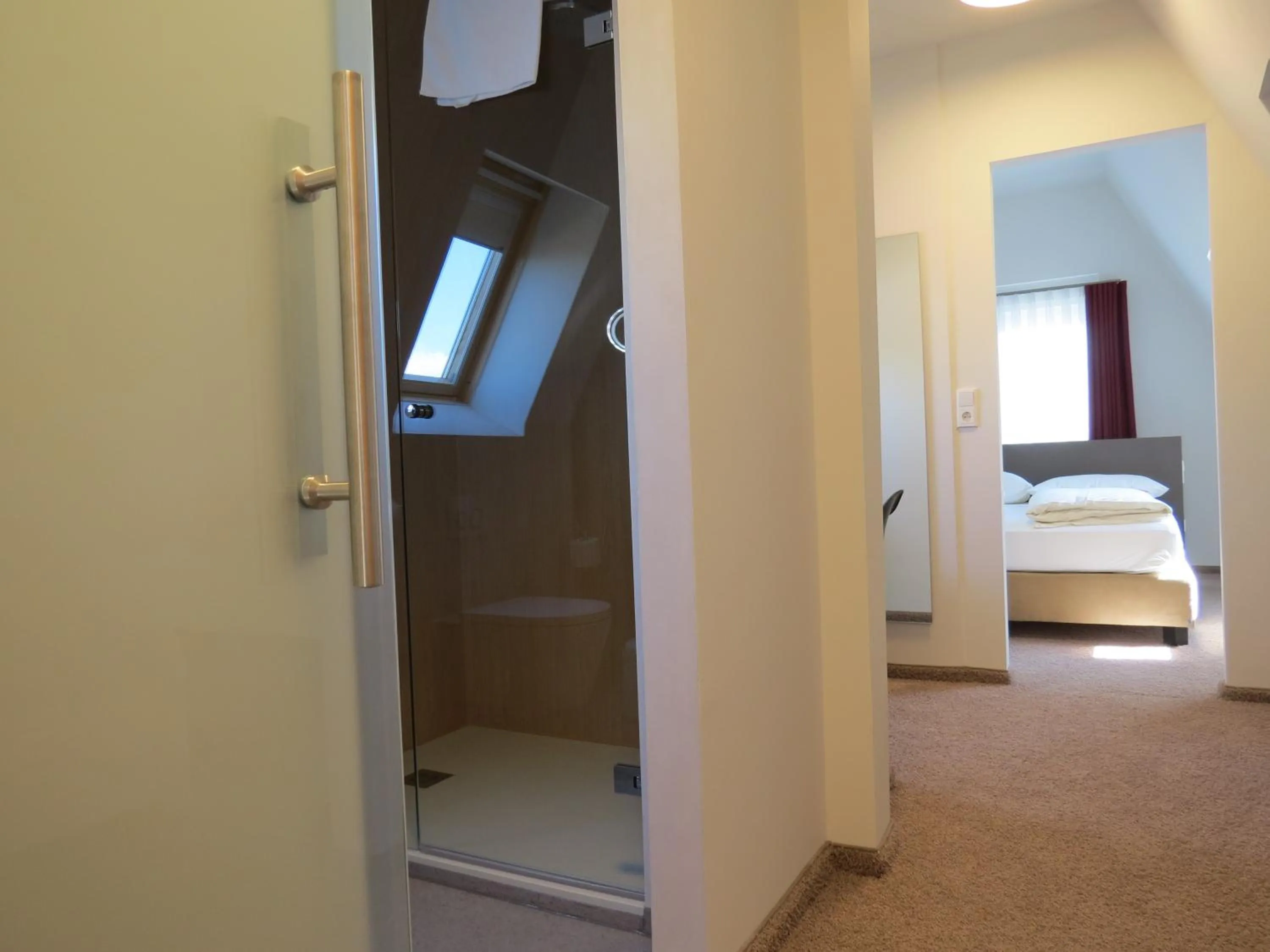 Shower, Bed in Hotel Neuthor