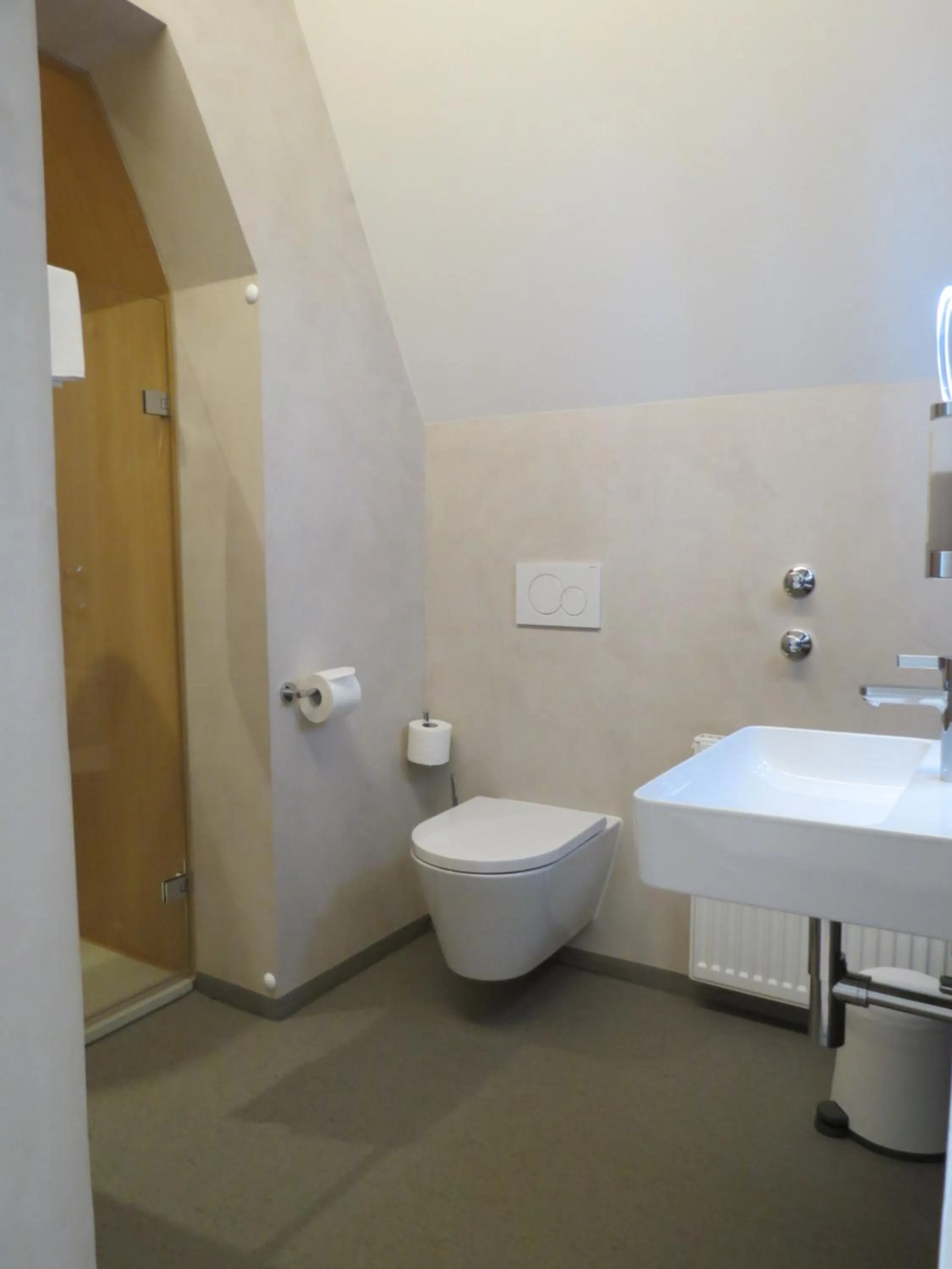 Toilet in Hotel Neuthor