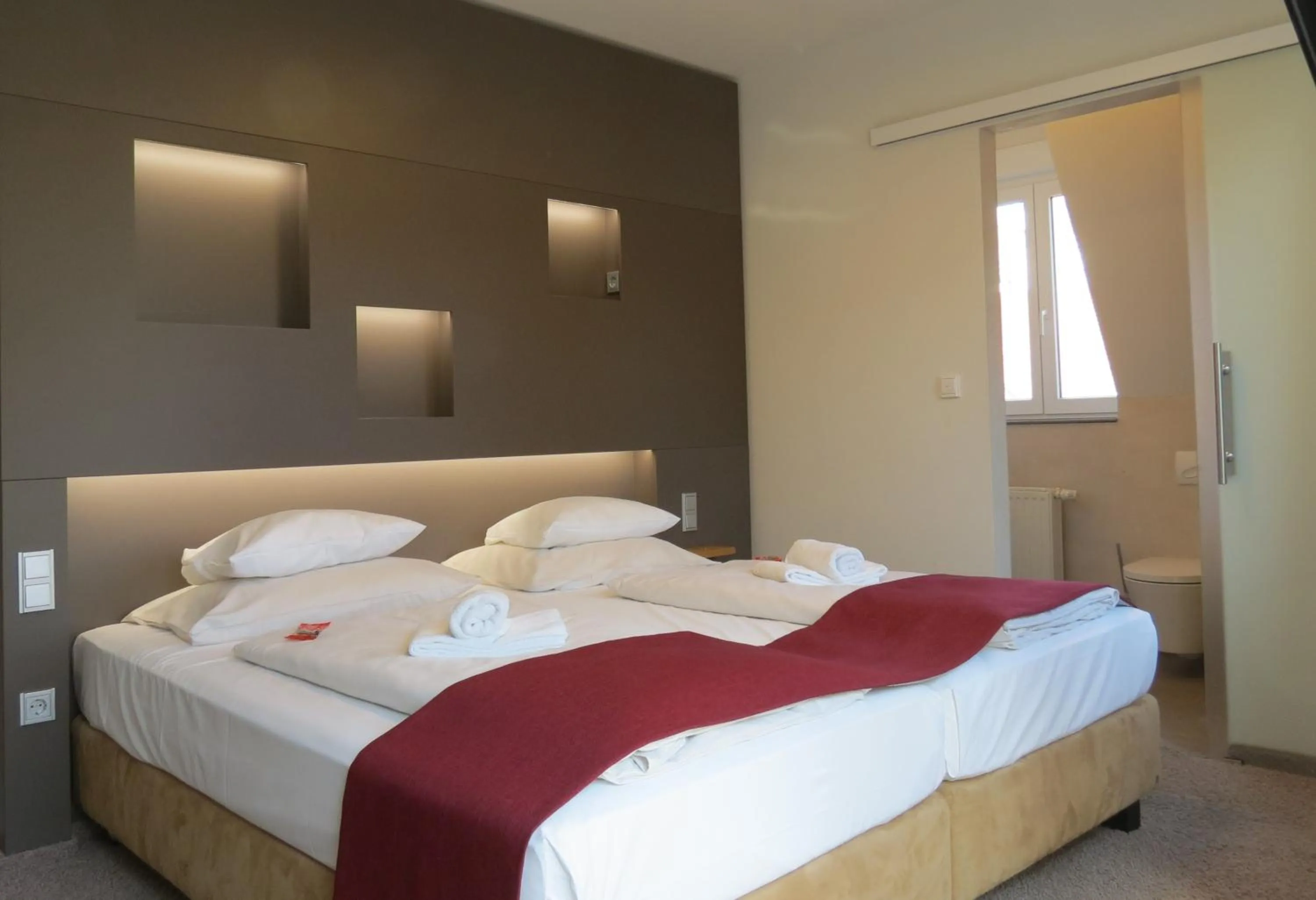 Photo of the whole room, Bed in Hotel Neuthor