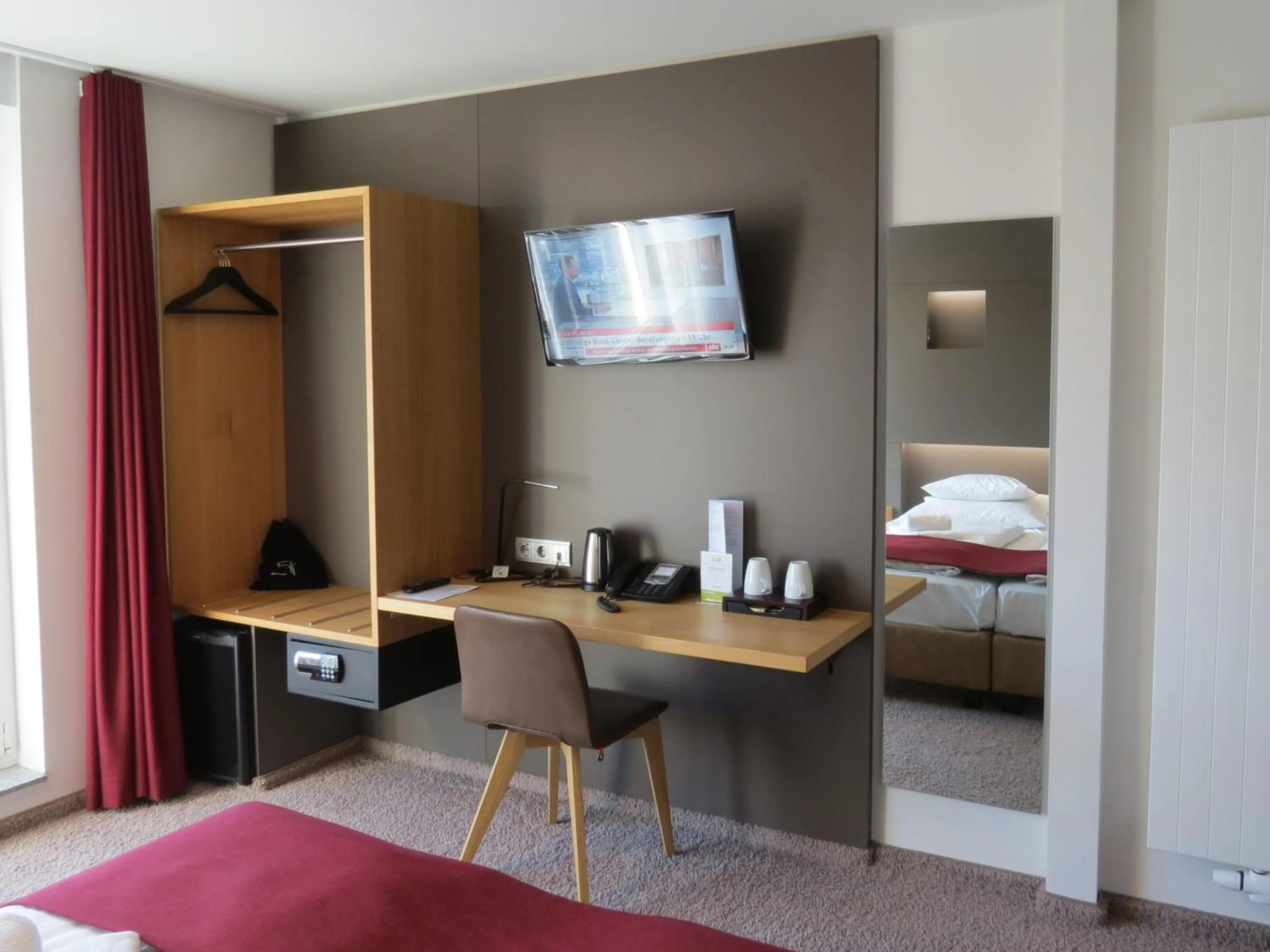 Photo of the whole room, Bed in Hotel Neuthor