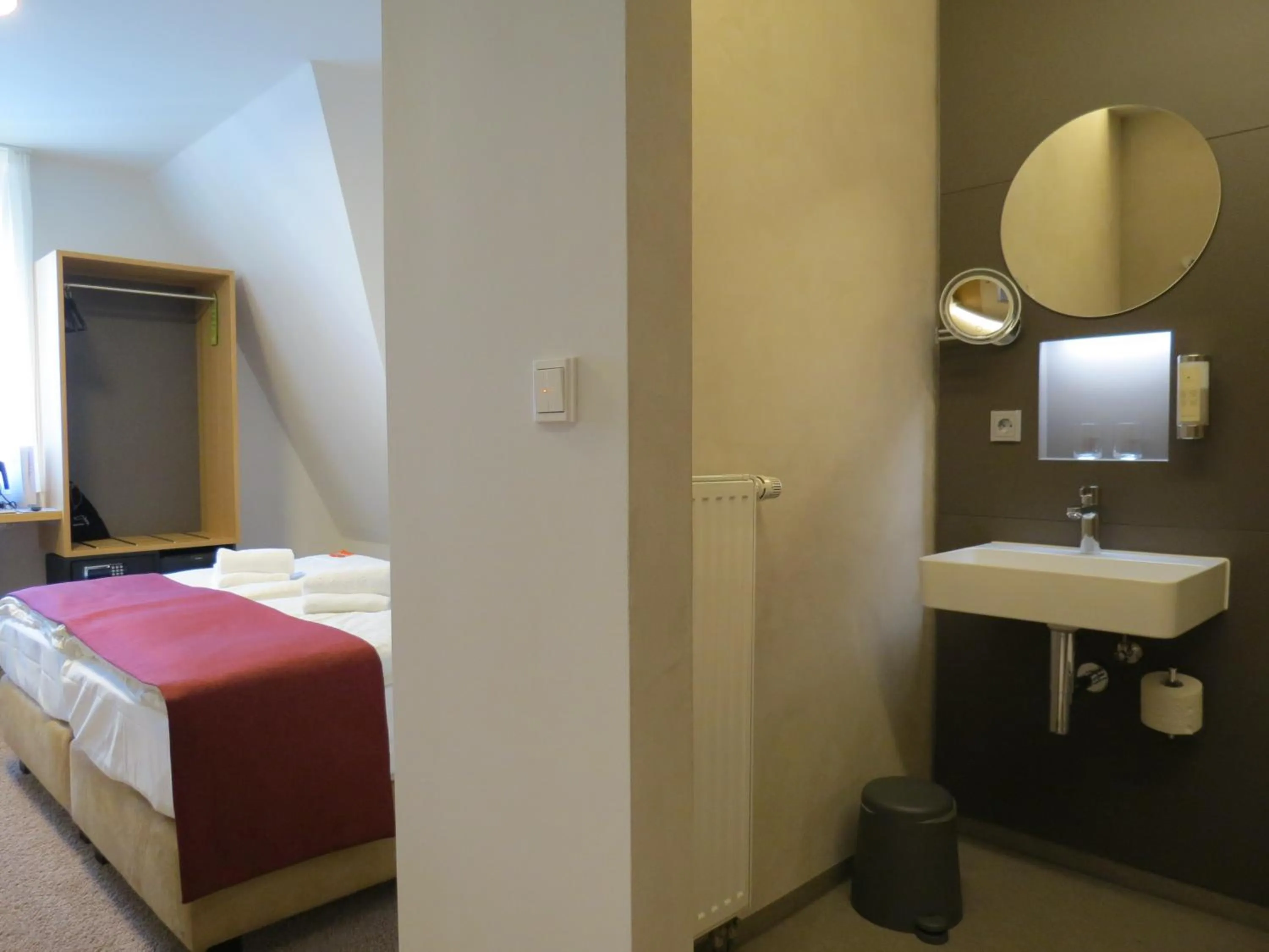 People, Bed in Hotel Neuthor