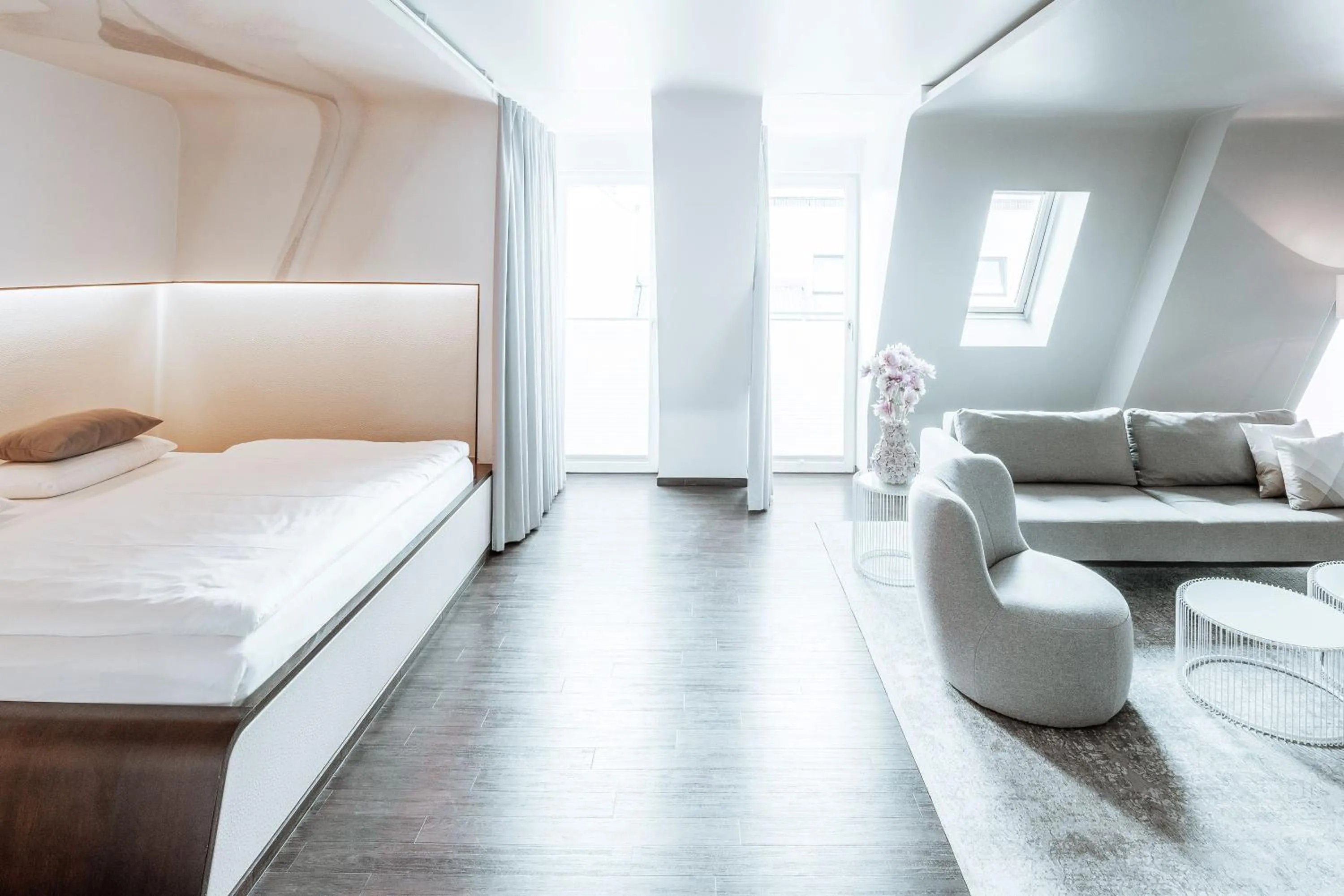 Seating area, Bed in Hotel Q! Berlin