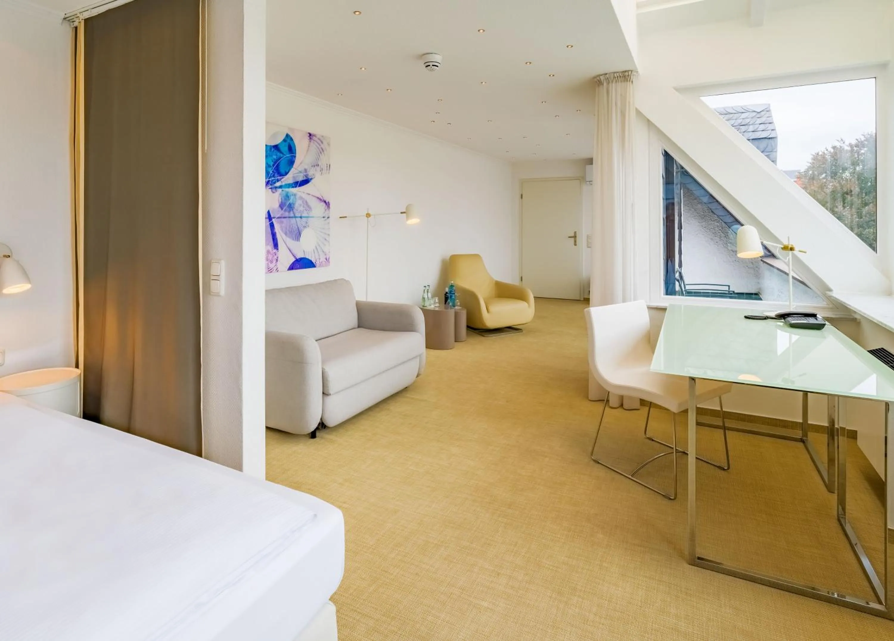 Photo of the whole room, Bed in rugs HOTEL Köln