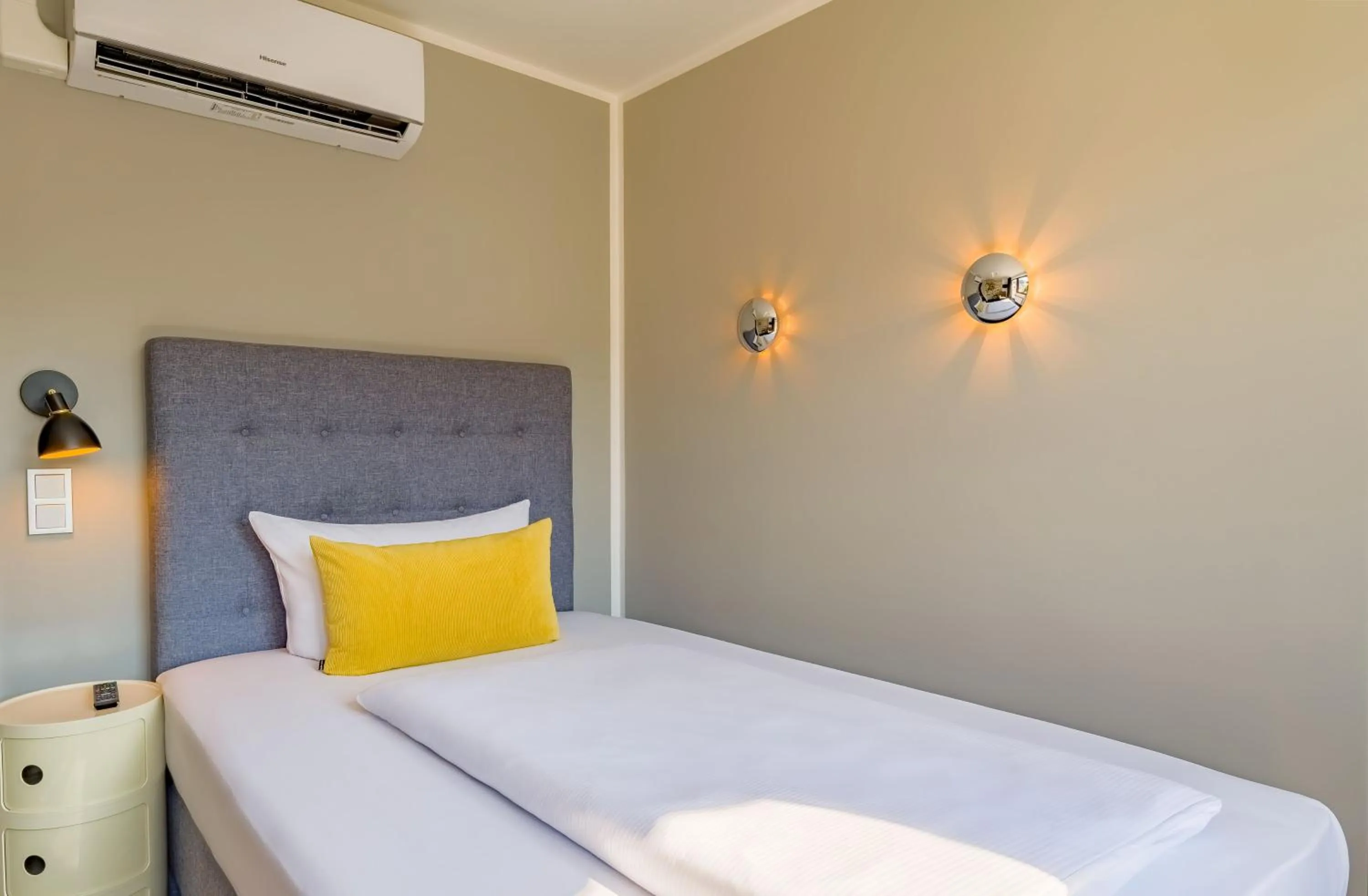 Bedroom, Bed in rugs HOTEL Köln