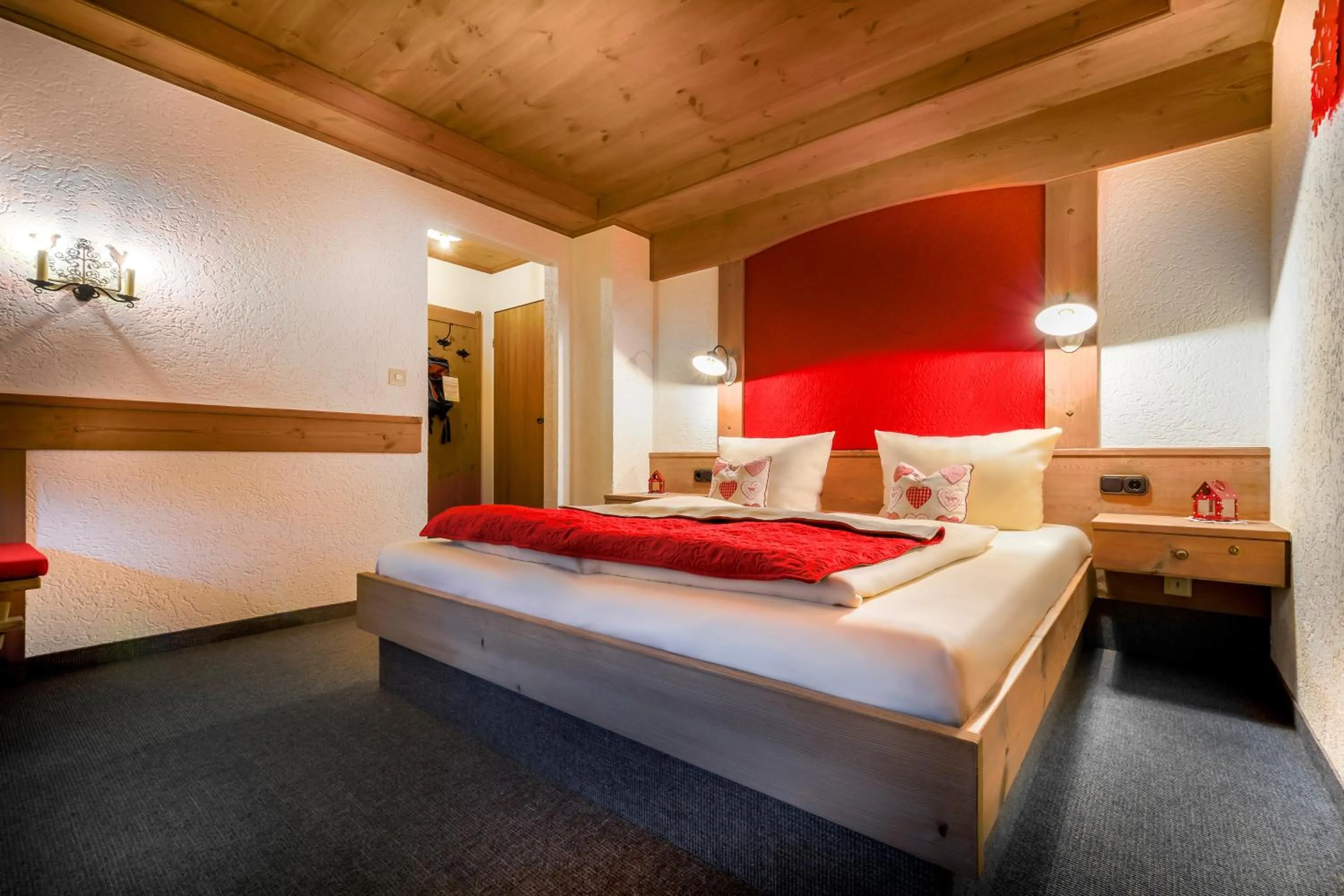 Comfort Double Room with Balcony and Lake View in Dreimäderlhaus - Das vegetarische Boutique Hotel