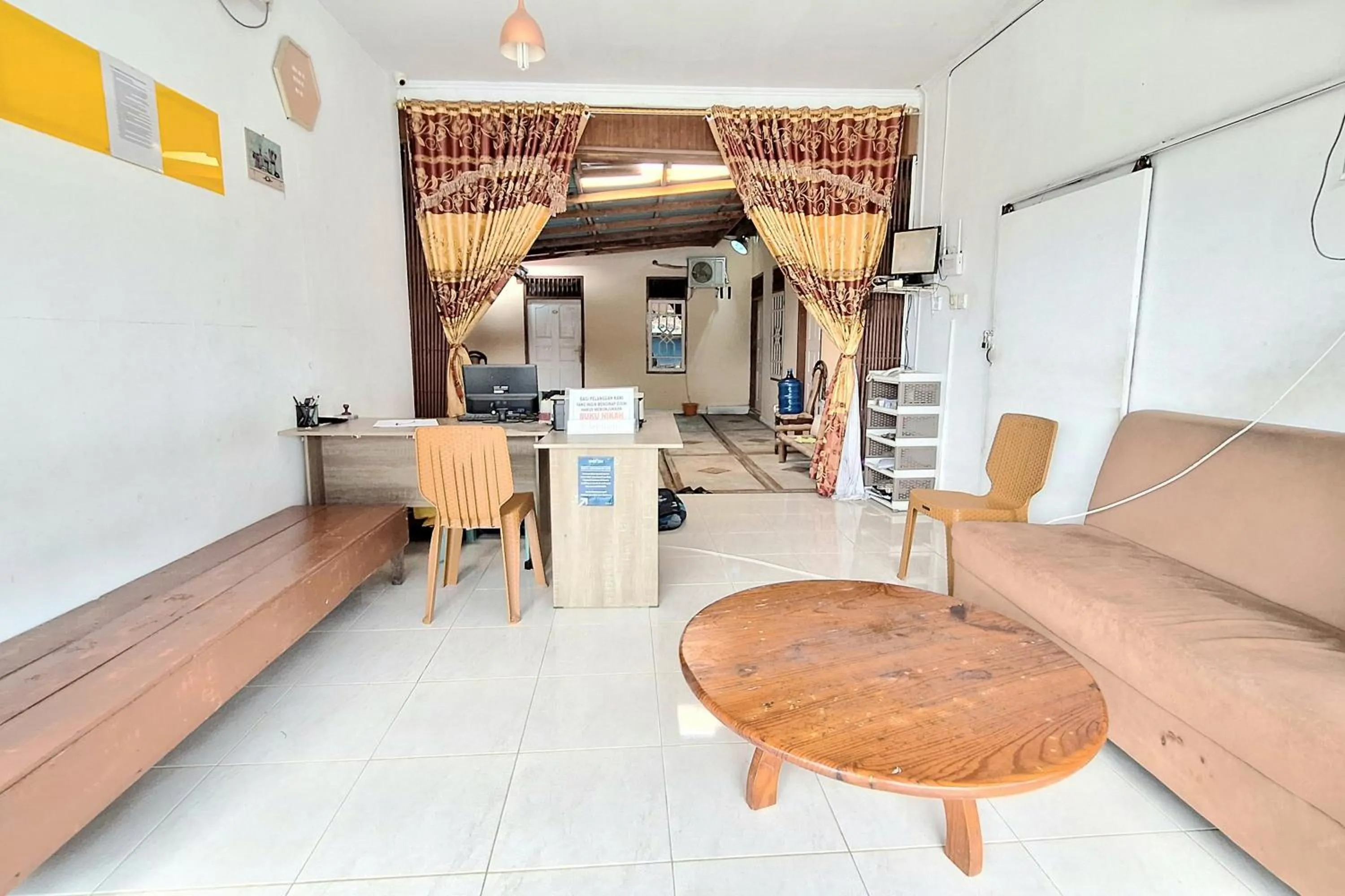 Lobby or reception in Handira Homestay Syariah Padang RedPartner