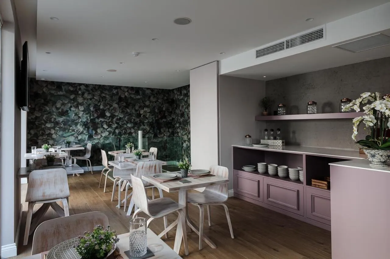 Restaurant/places to eat in 123 MAINSTREET boutique hotel