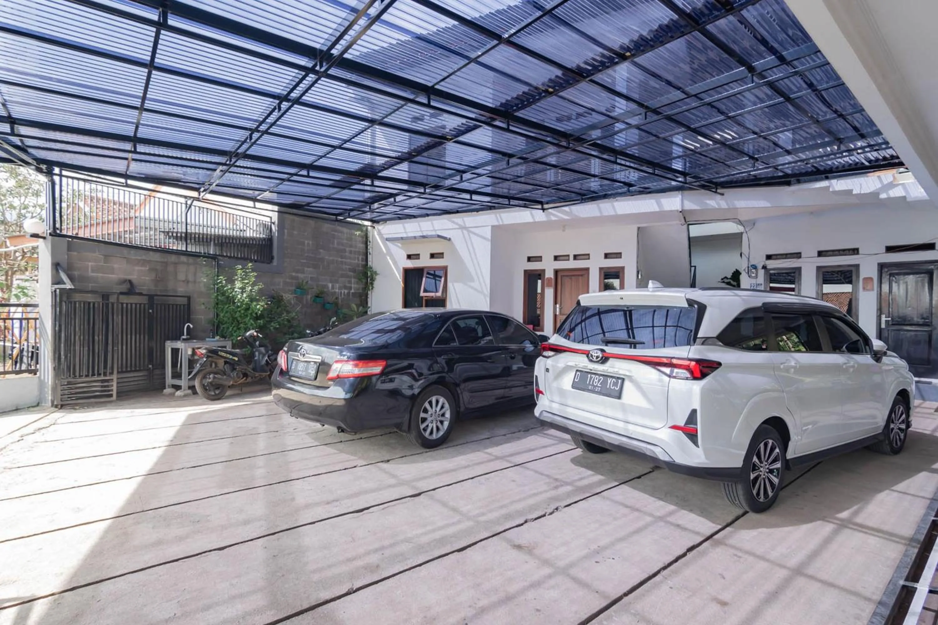 Parking in Erika Homestay Lembang Mitra RedDoorz