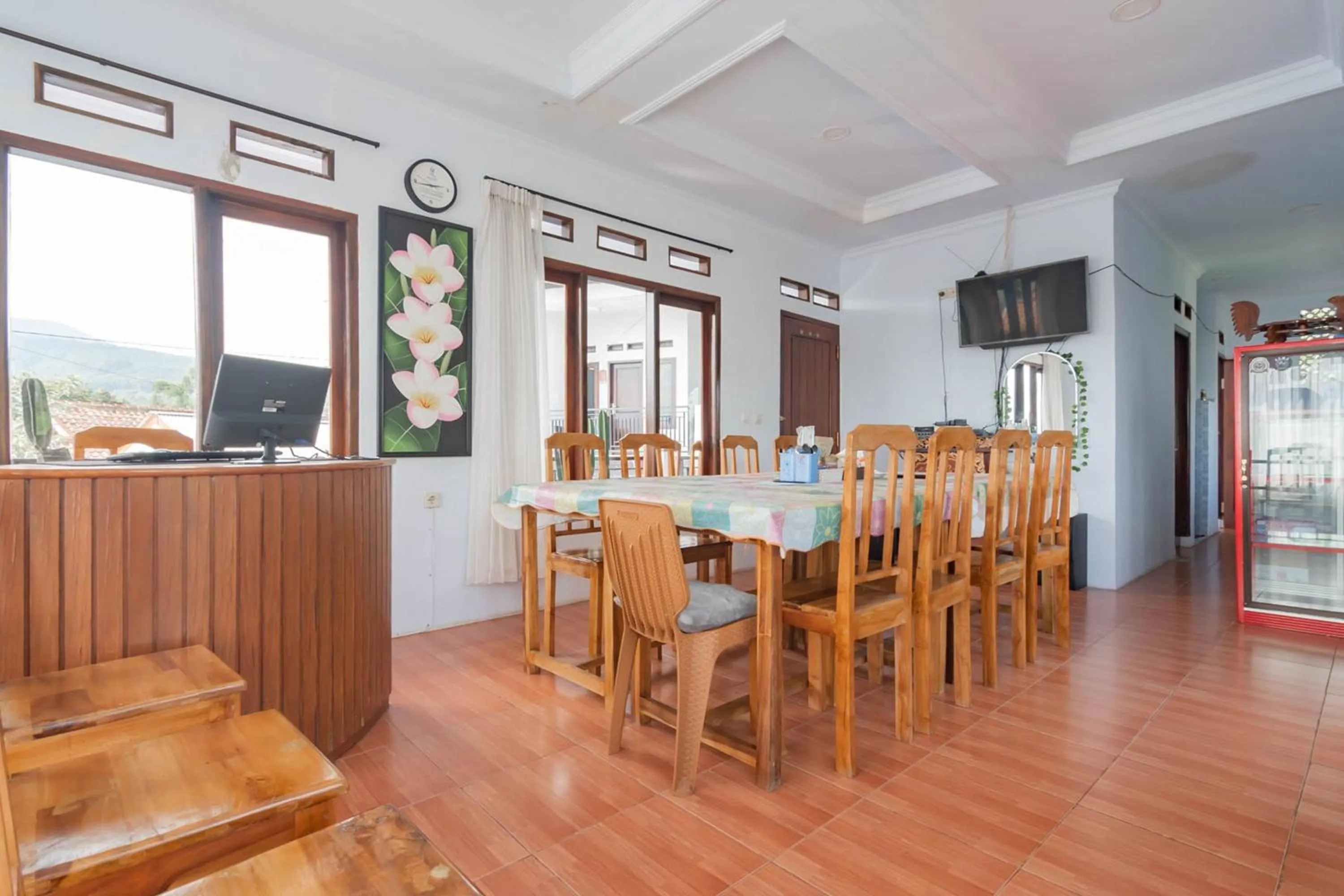 Dining area in Erika Homestay Lembang Mitra RedDoorz