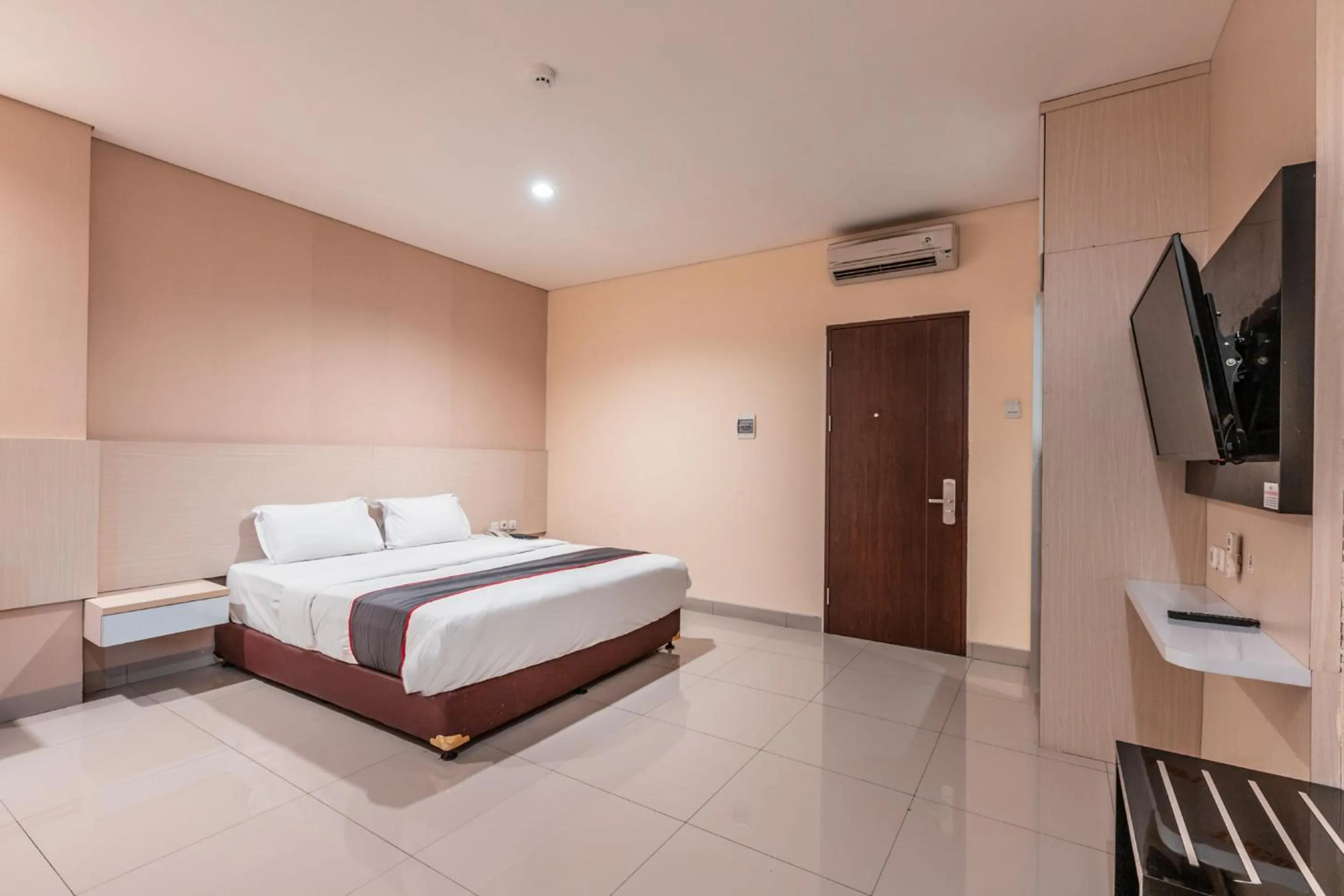 Photo of the whole room, Bed in Collection O Hotel Igloo