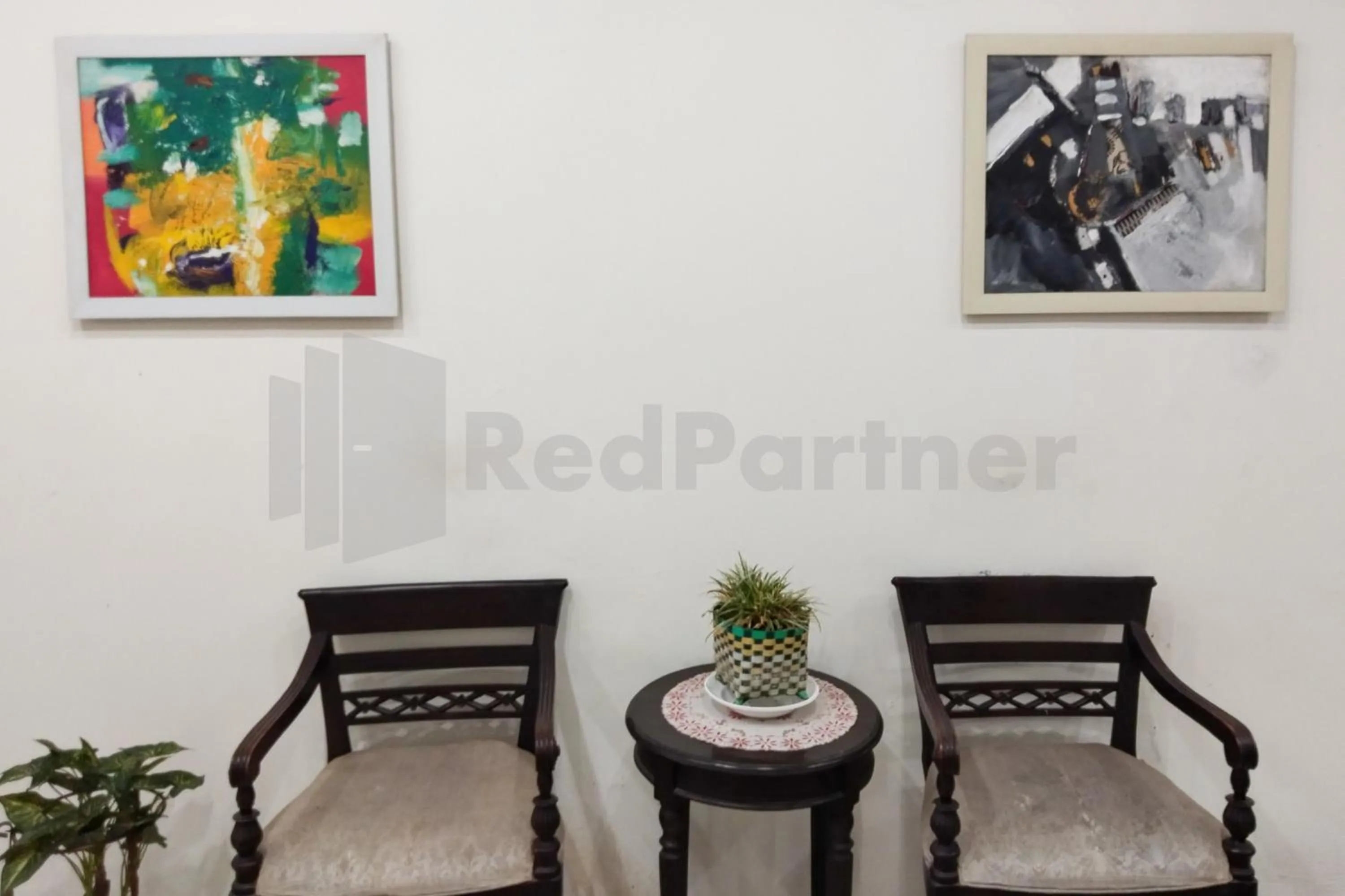 Seating area in House Of Mahira Syariah Mitra RedDoorz