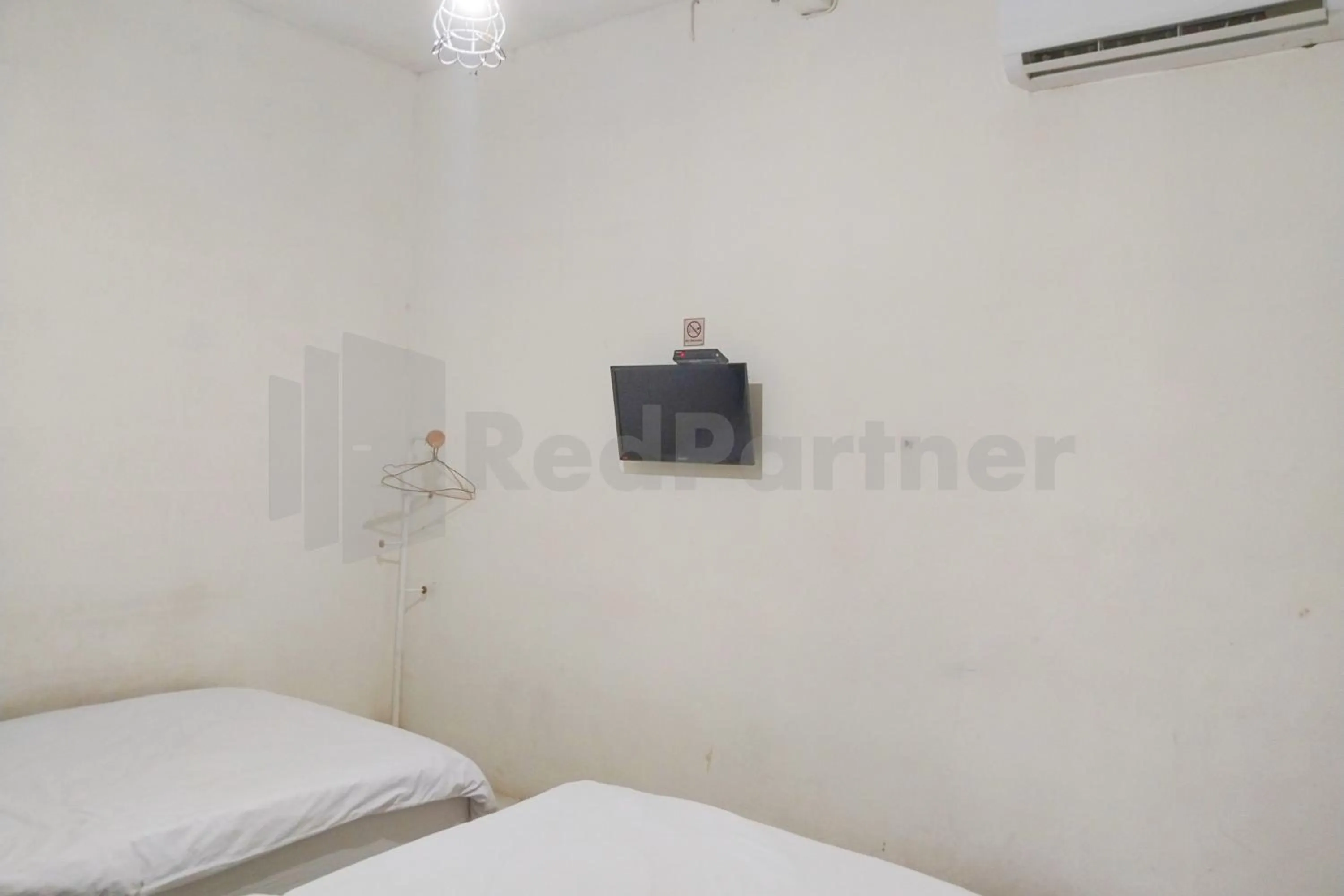 Bedroom in House Of Mahira Syariah Mitra RedDoorz