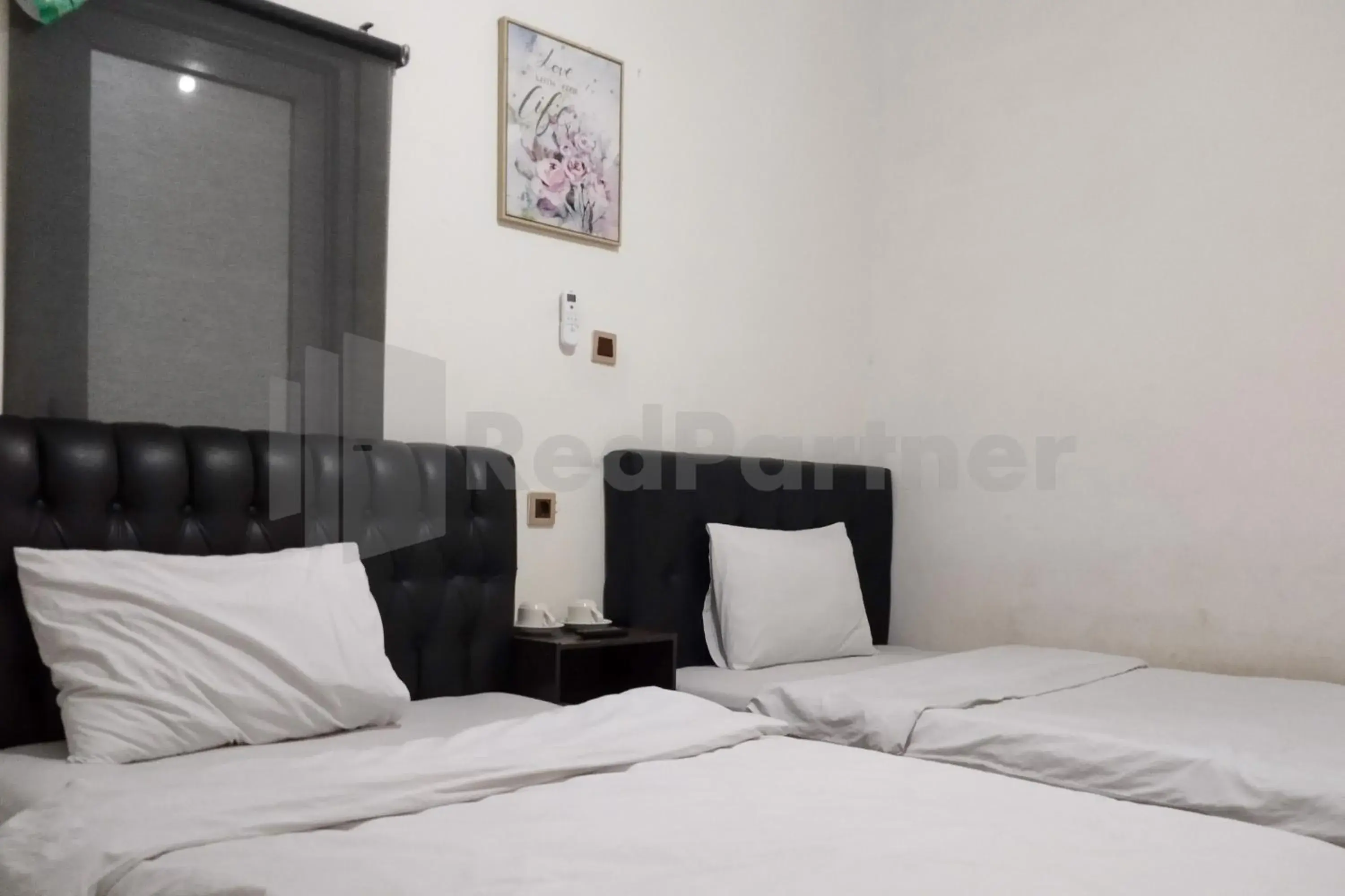 Standard Twin Room in House Of Mahira Syariah Mitra RedDoorz Standard Twin Room in House Of Mahira Syariah Mitra RedDoorz