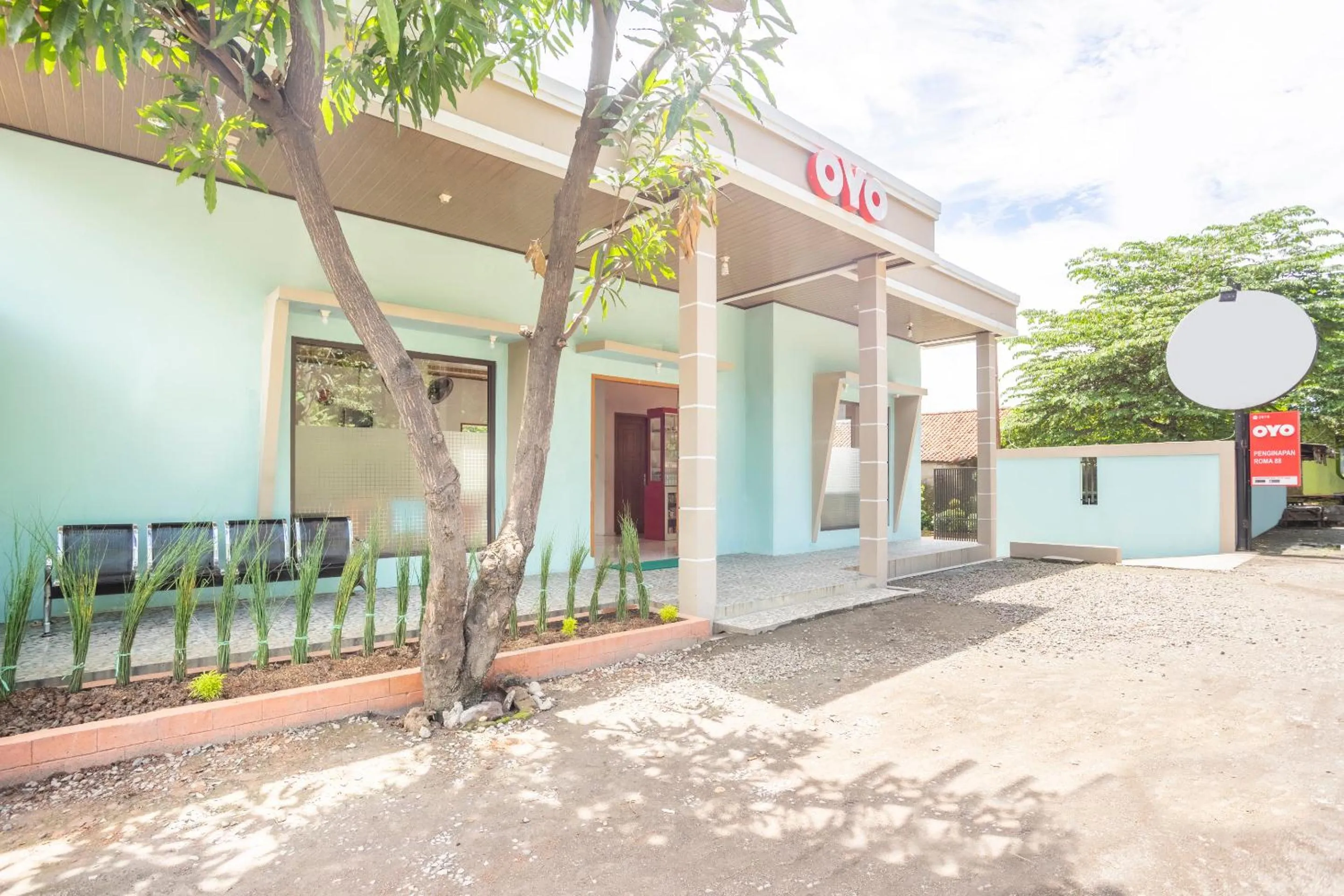 Facade/entrance, Property Building in SPOT ON 2974 Penginapan Roma 88