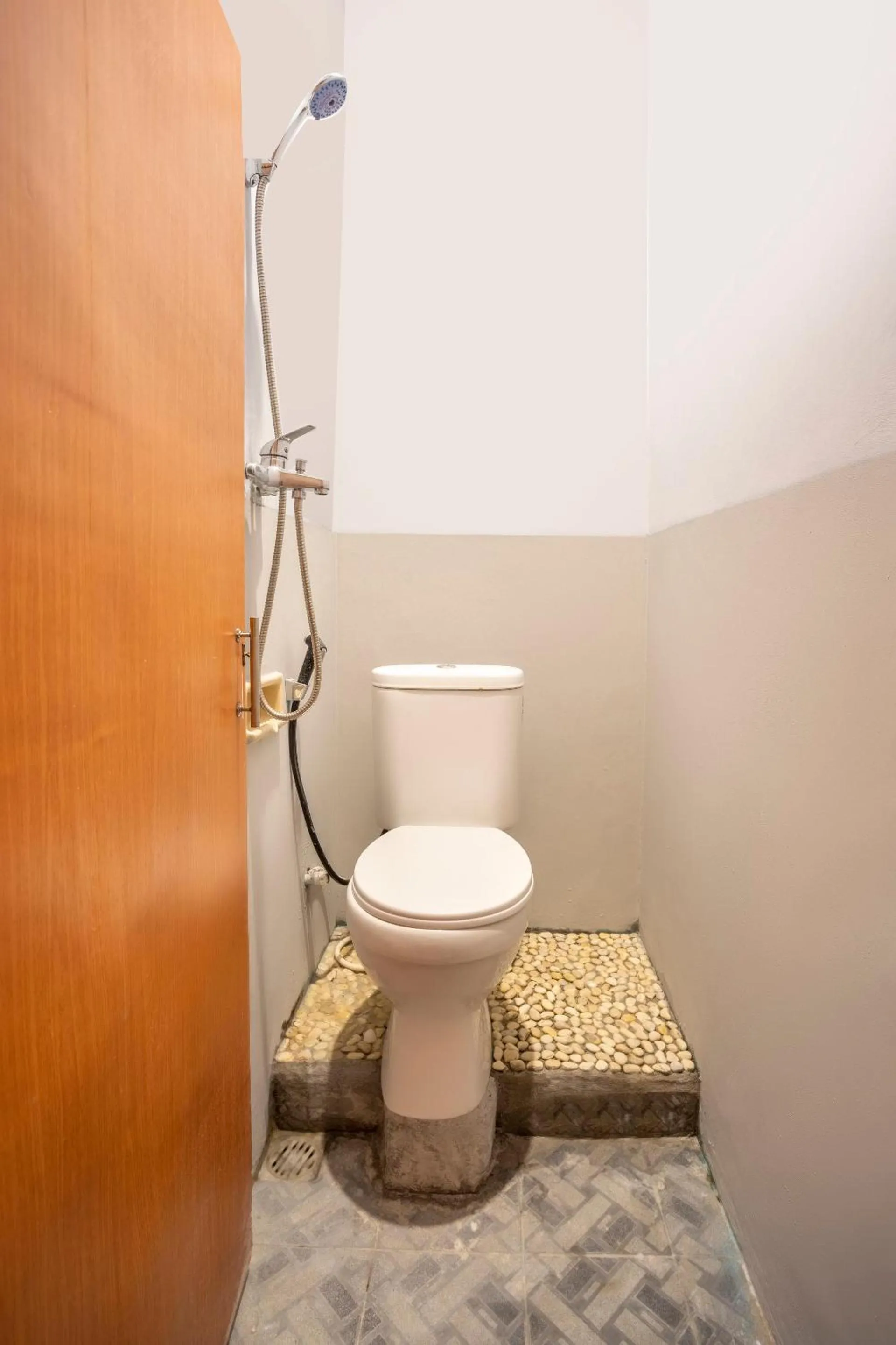 Bathroom in SPOT ON 2974 Penginapan Roma 88