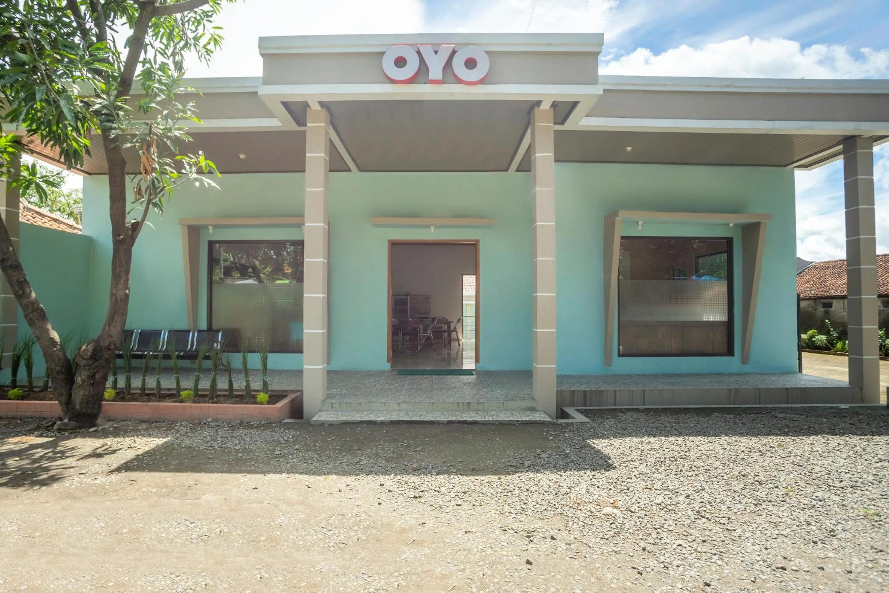 Facade/entrance in SPOT ON 2974 Penginapan Roma 88