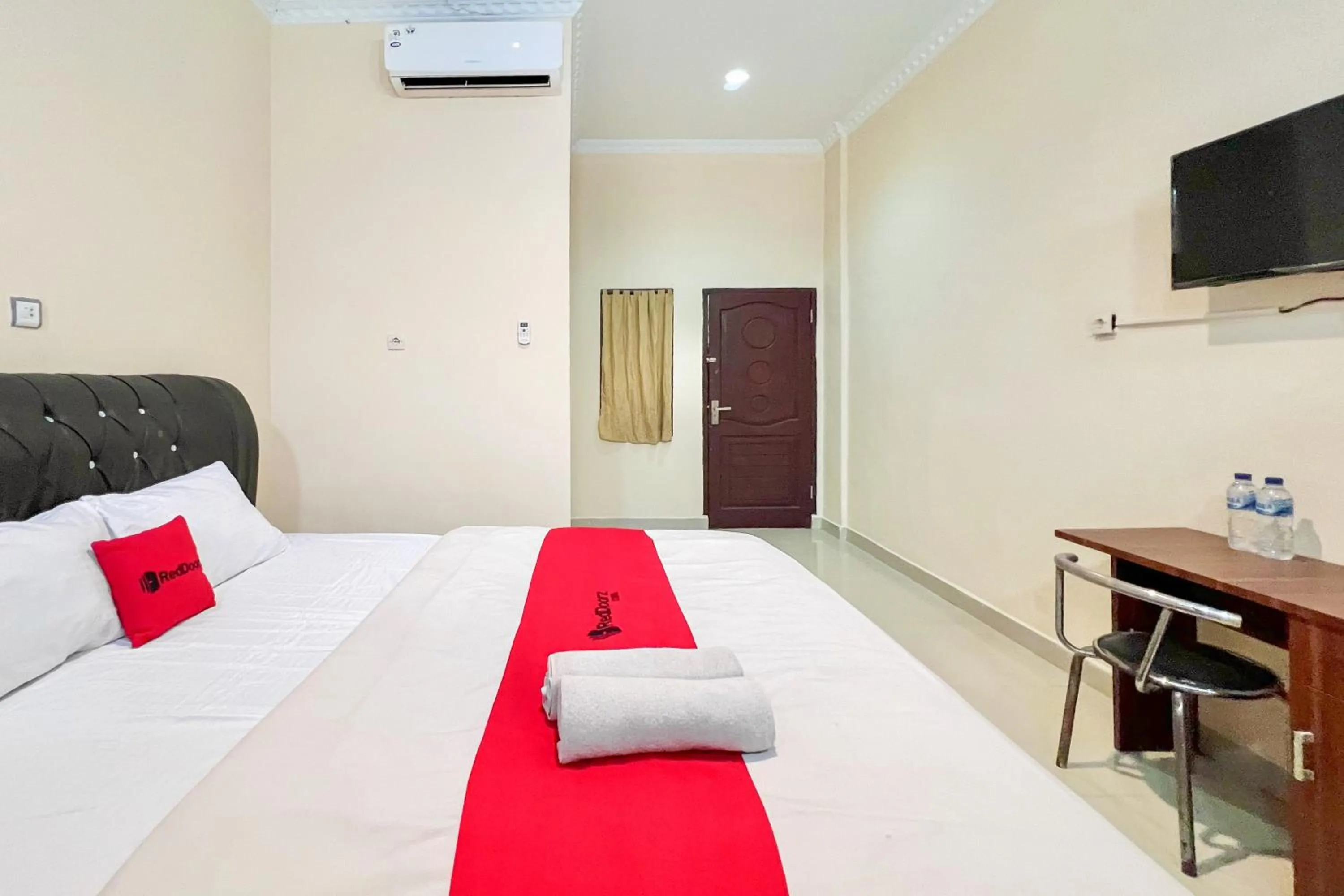 Bedroom, Bed in RedDoorz at Golden Gateway Medan