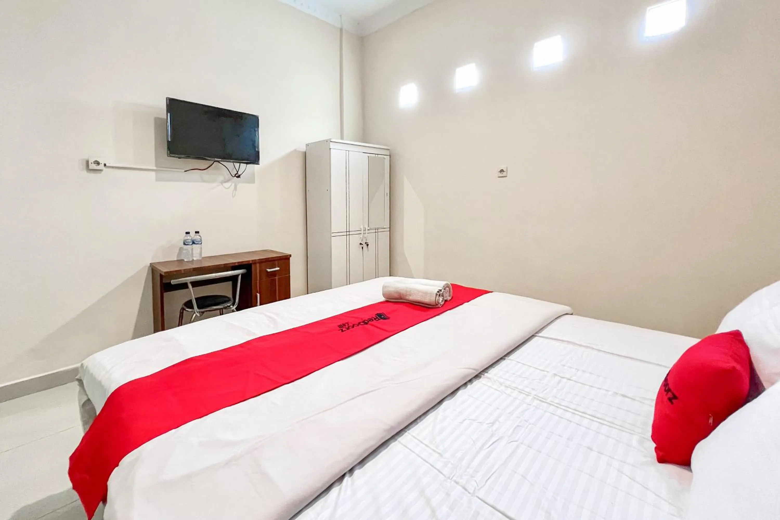 Bedroom, Bed in RedDoorz at Golden Gateway Medan