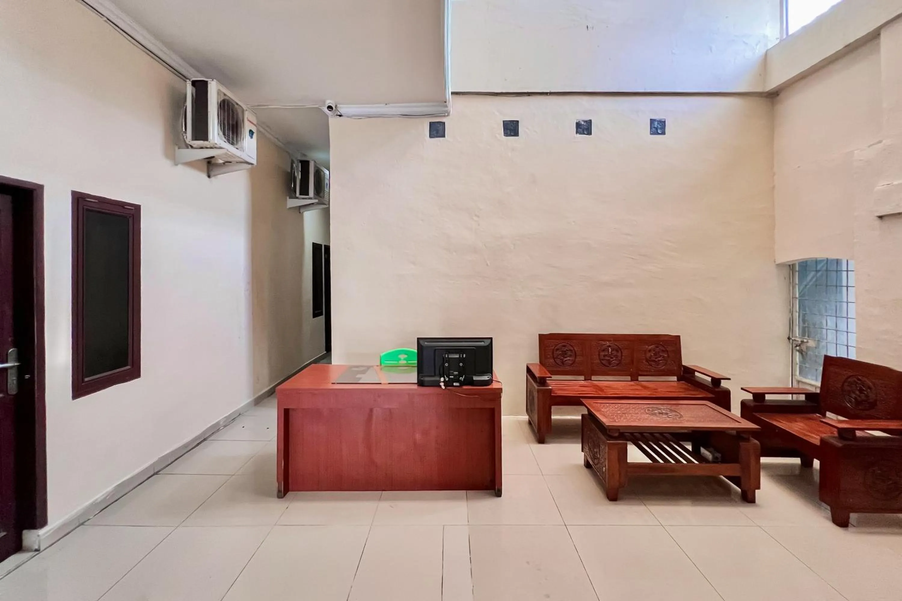 Seating area in RedDoorz at Golden Gateway Medan