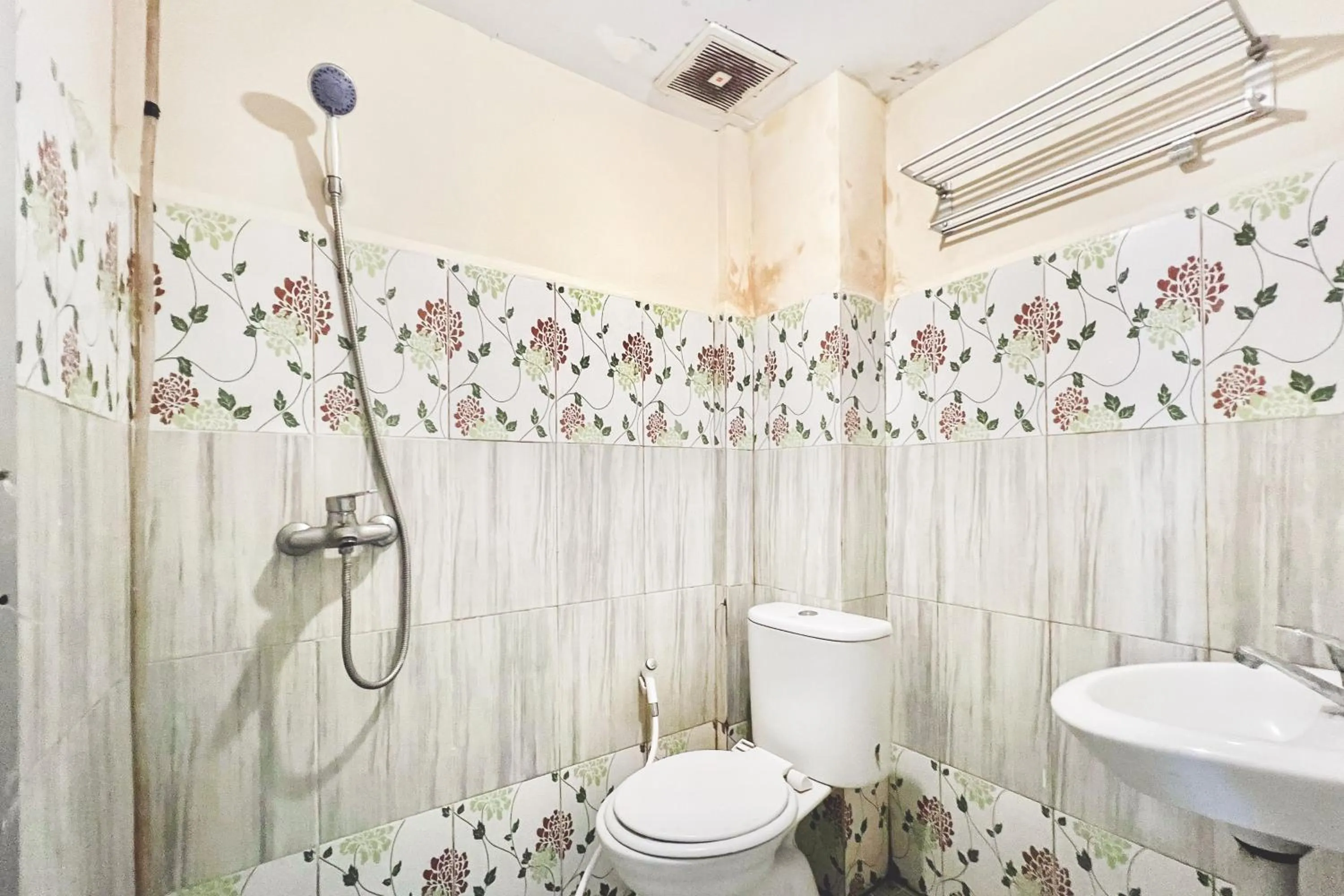 Bathroom in RedDoorz at Golden Gateway Medan