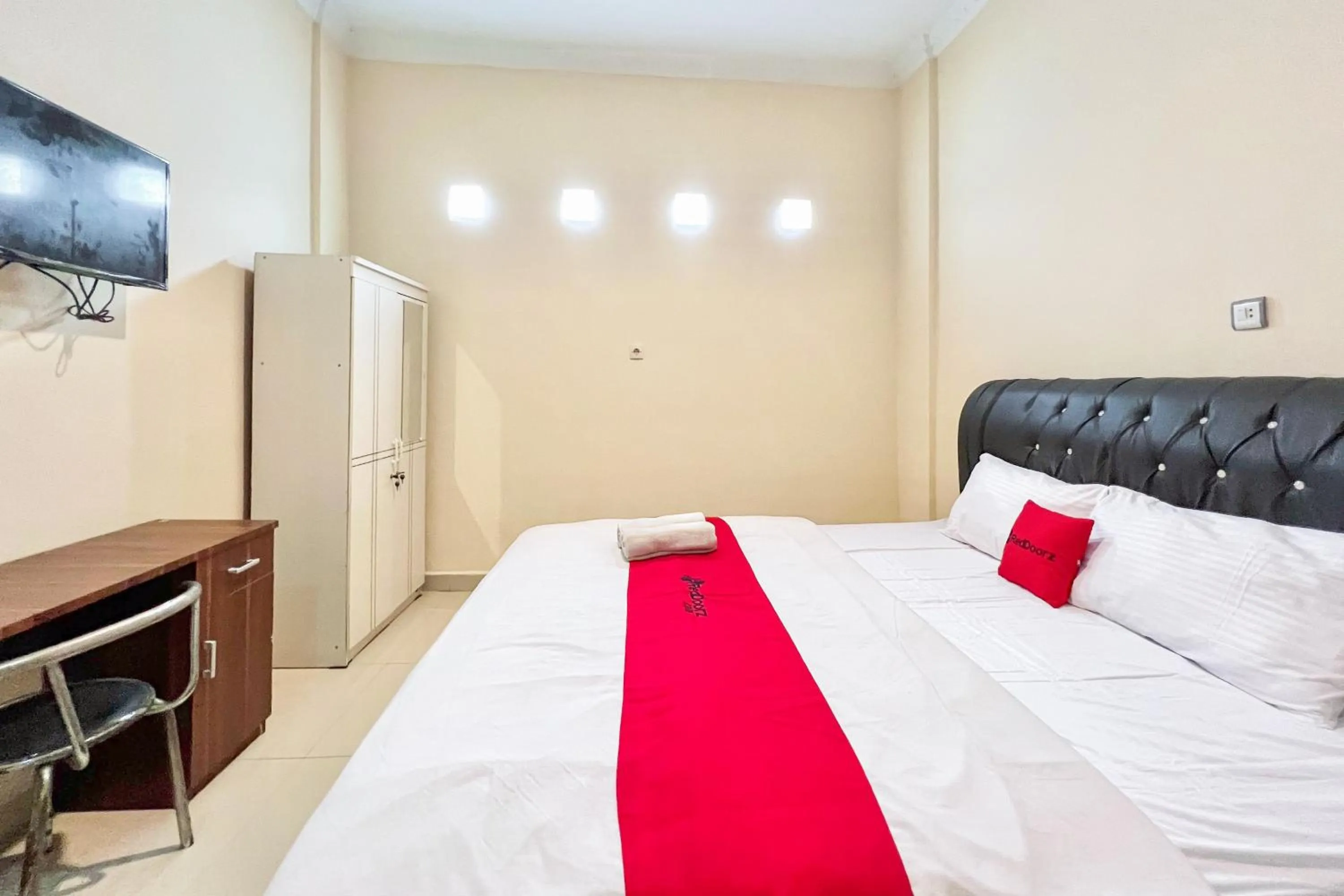 Bedroom, Bed in RedDoorz at Golden Gateway Medan