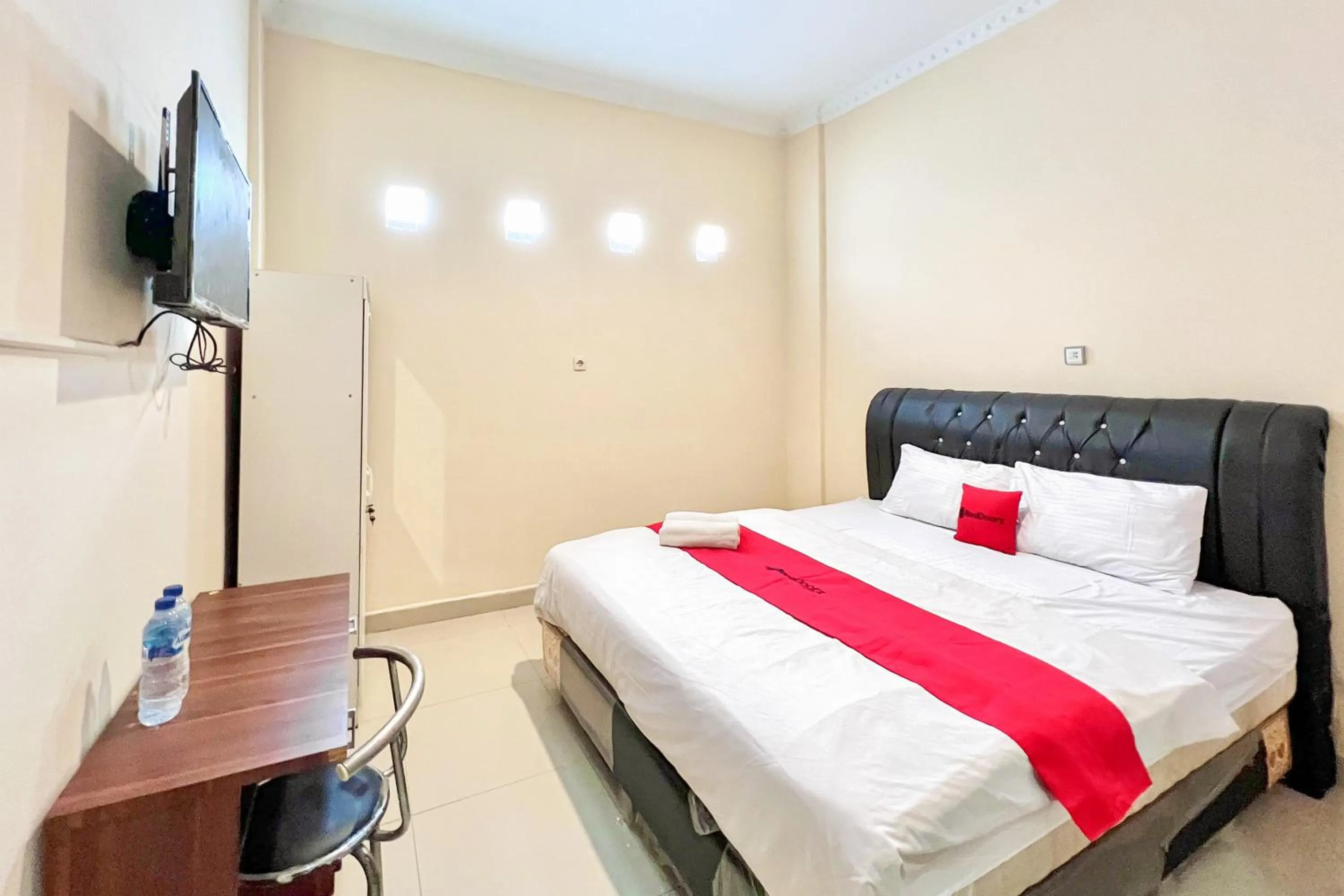 Bedroom, Bed in RedDoorz at Golden Gateway Medan