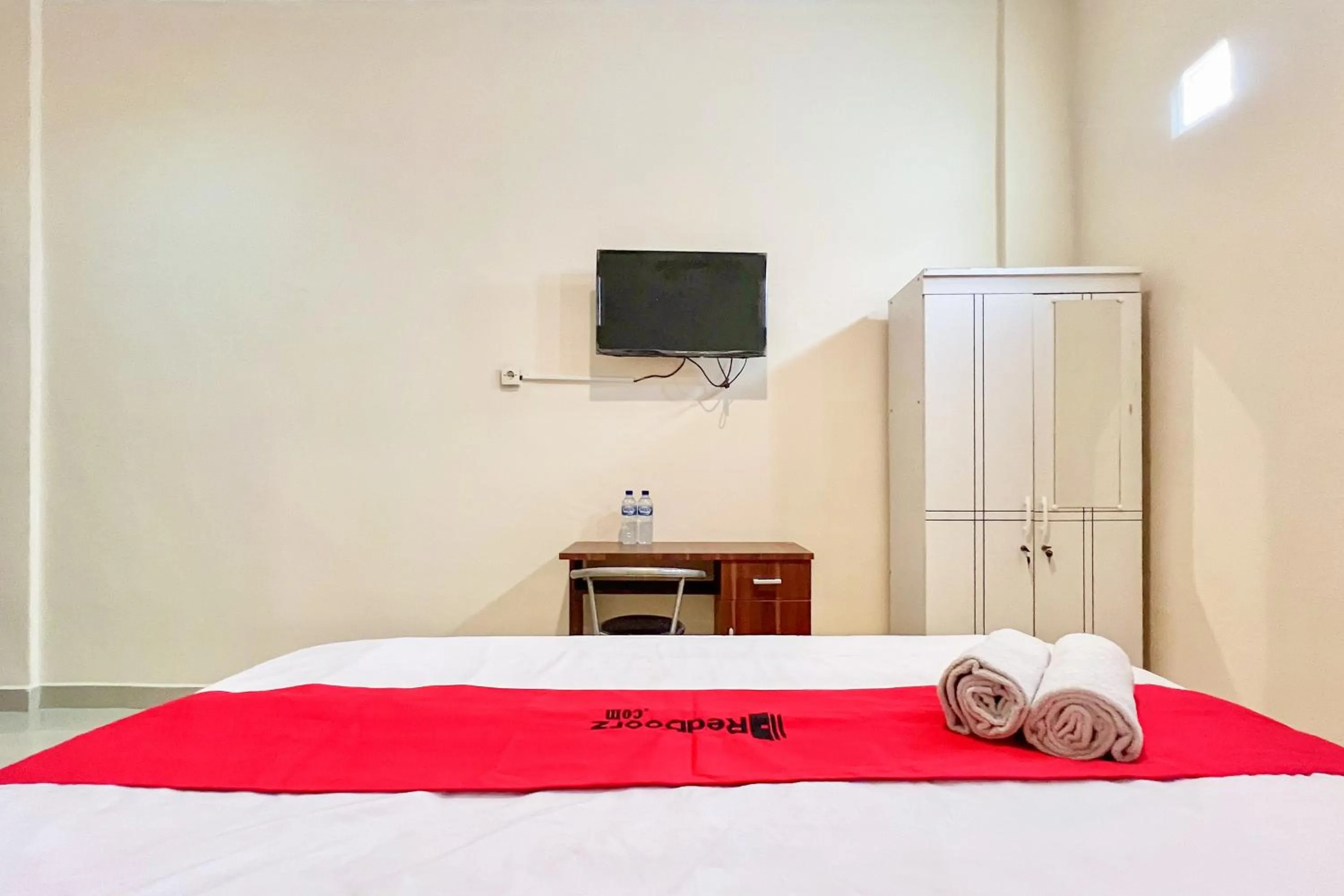 Bedroom, Bed in RedDoorz at Golden Gateway Medan