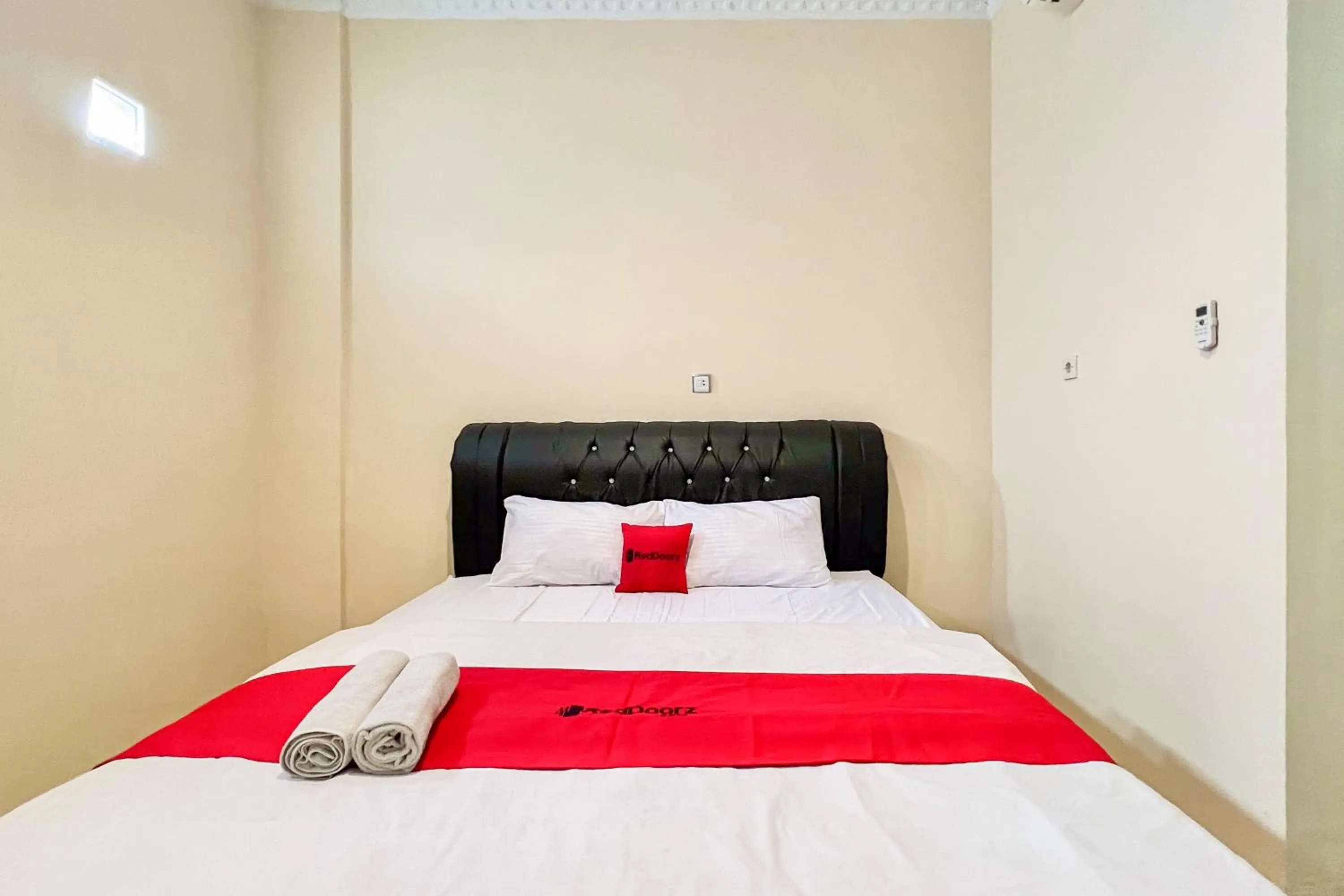 Bedroom, Bed in RedDoorz at Golden Gateway Medan