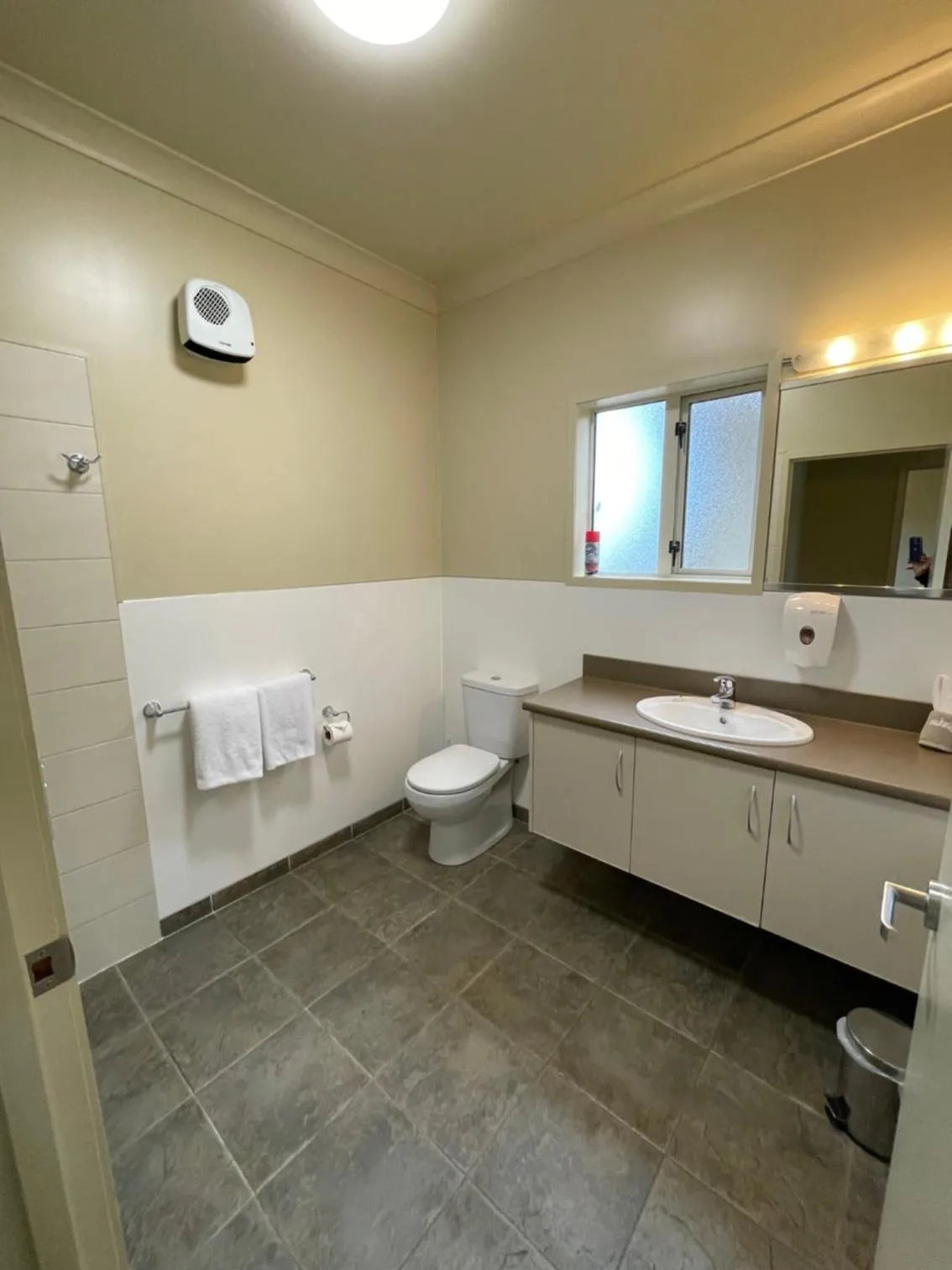 Bathroom in Sierra Motel and Apartments