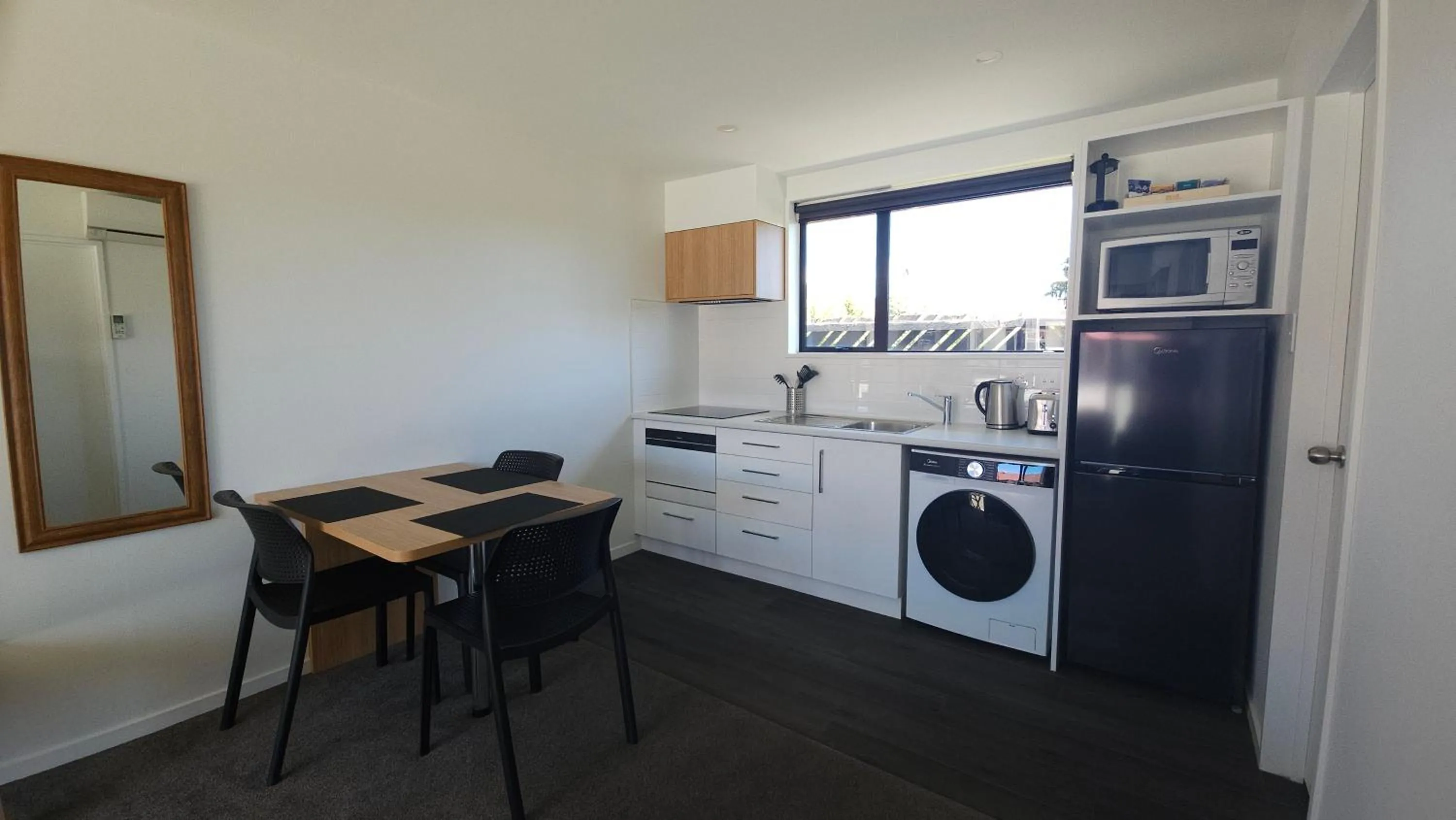 Dining area in Sierra Motel and Apartments