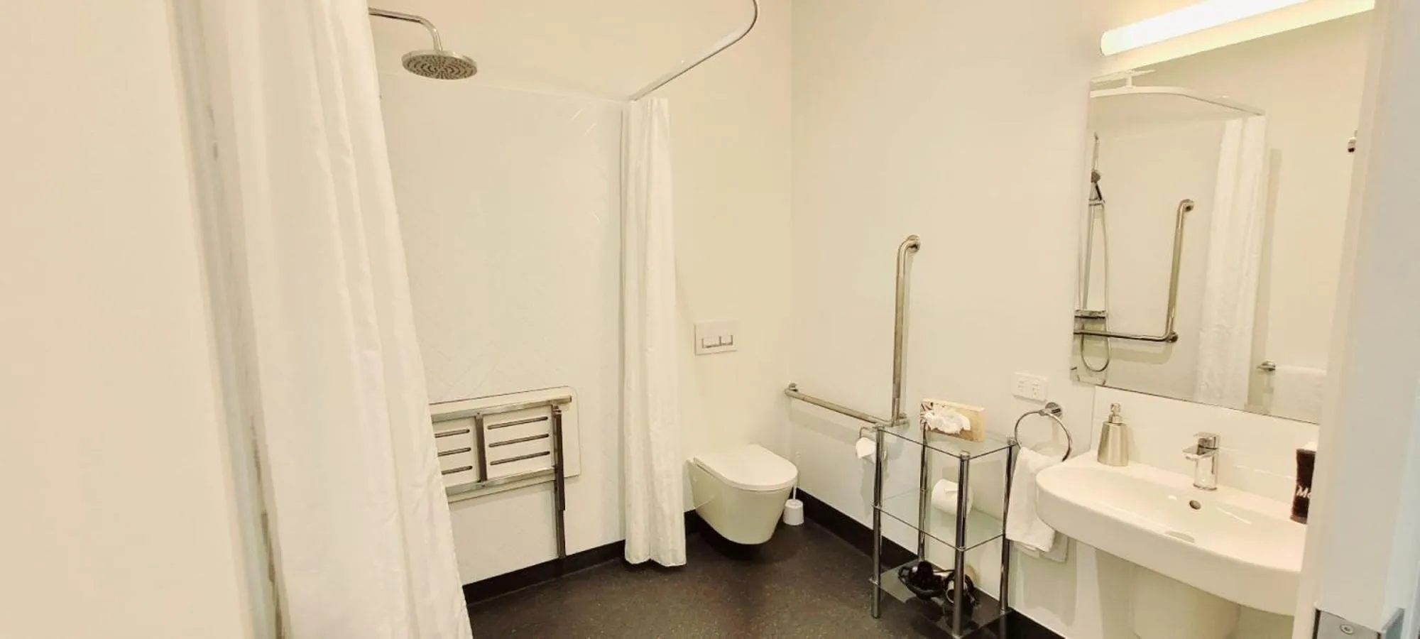 Toilet in Sierra Motel and Apartments