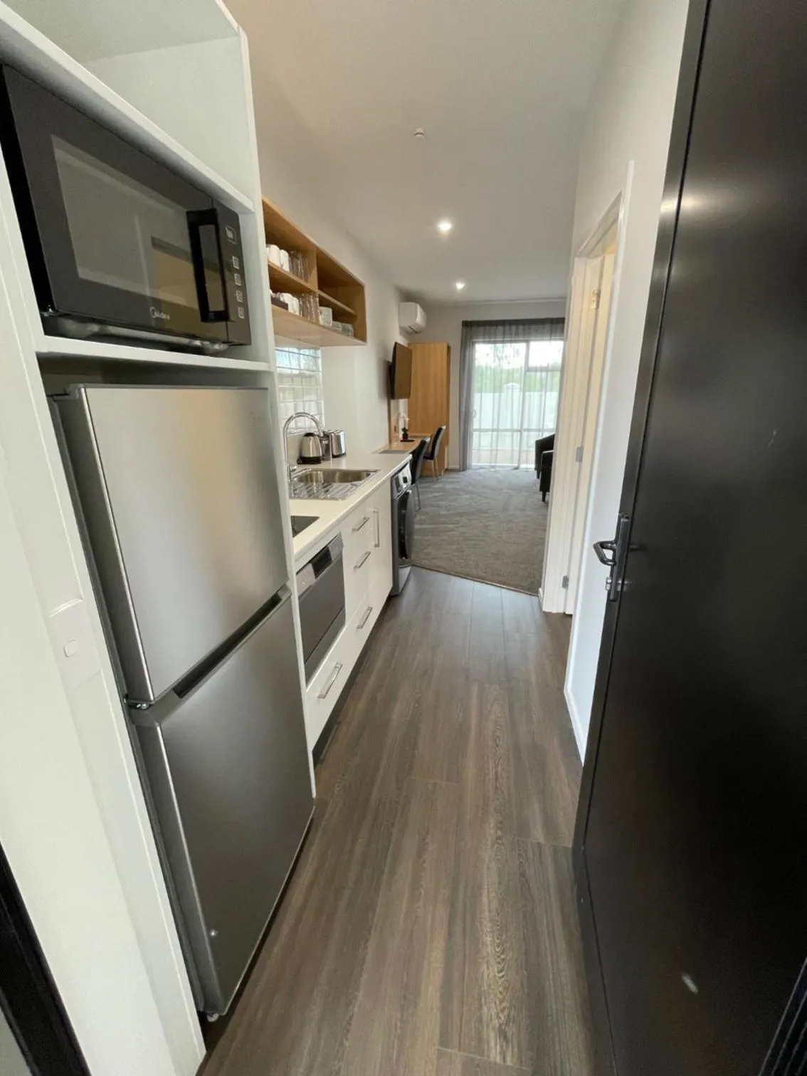 Kitchen or kitchenette in Sierra Motel and Apartments