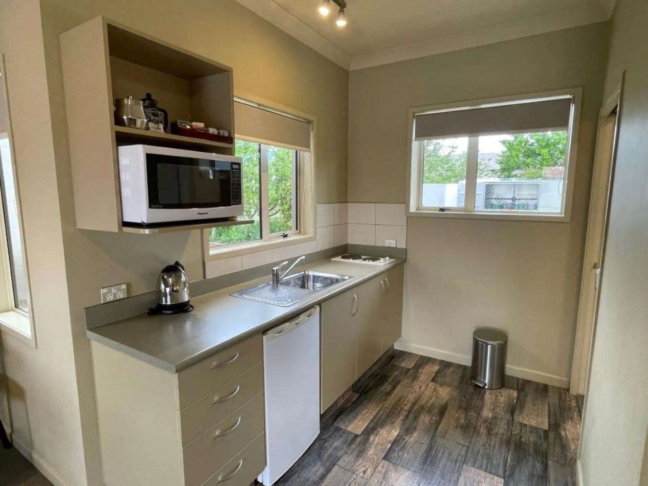 Kitchen or kitchenette in Sierra Motel and Apartments