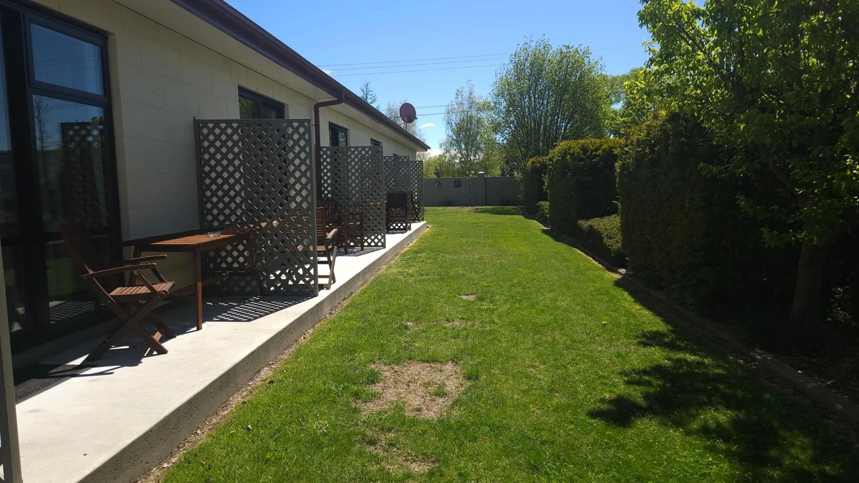 Seating area in Sierra Motel and Apartments