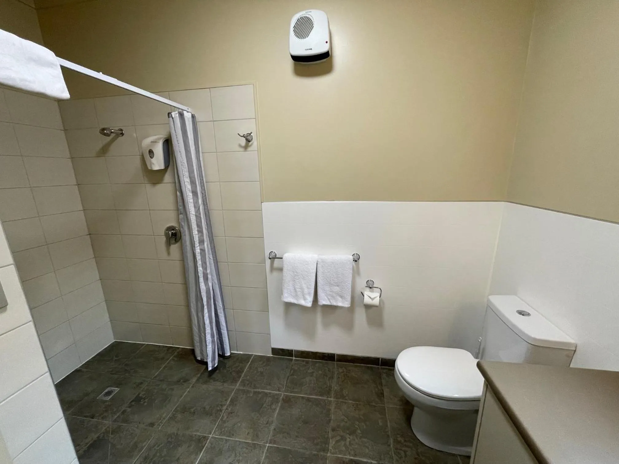 Shower in Sierra Motel and Apartments