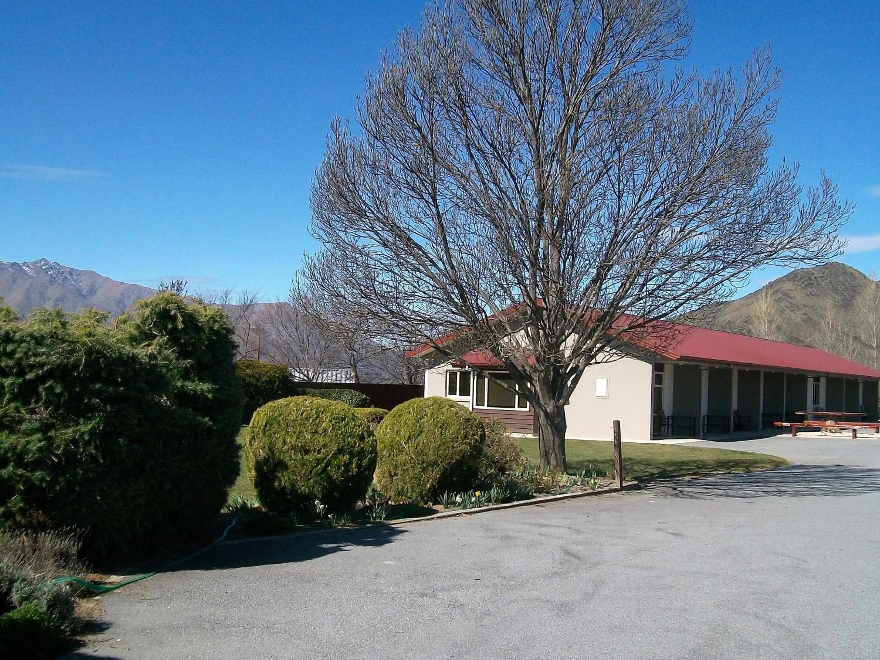 Facade/entrance in Sierra Motel and Apartments