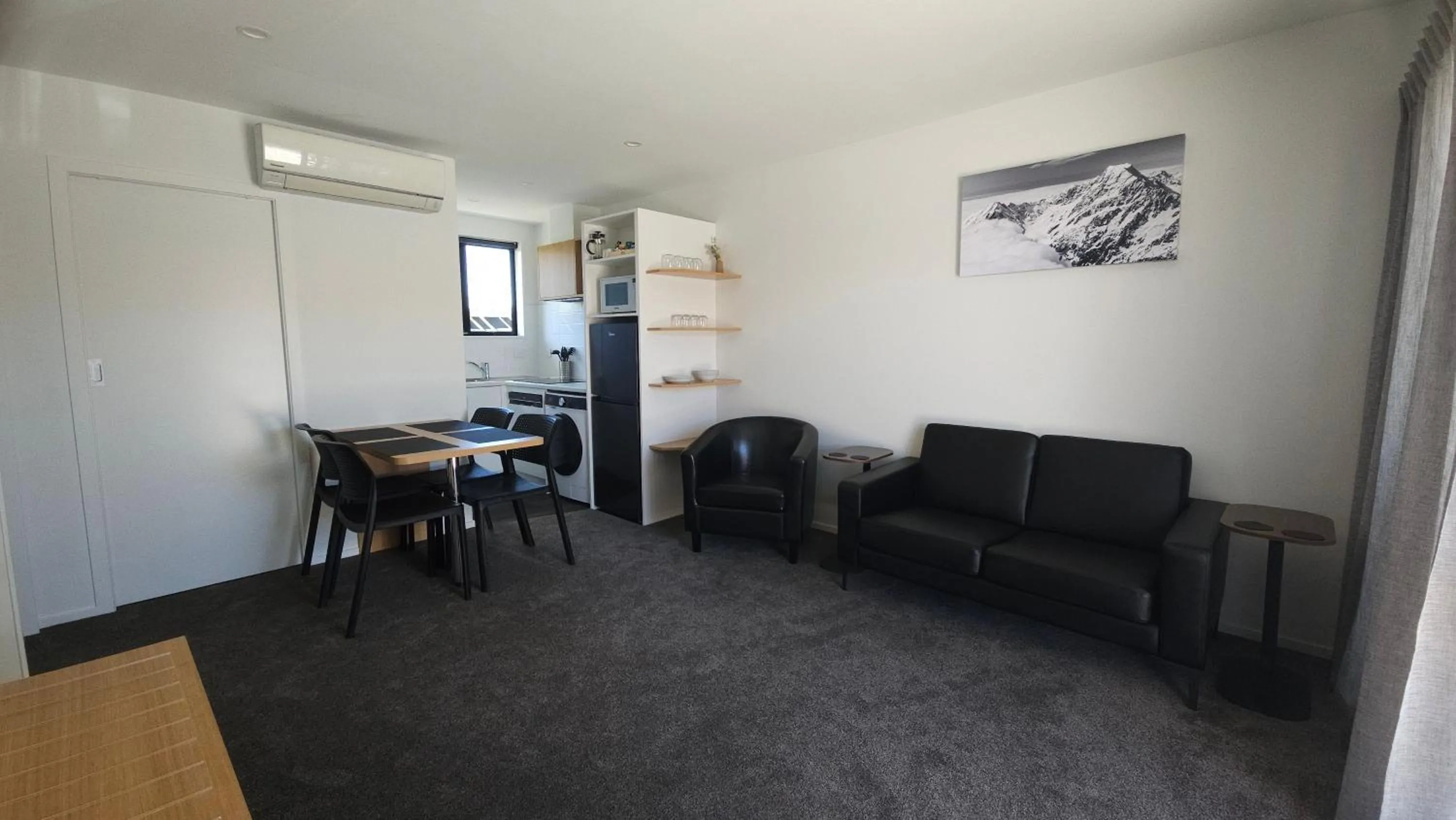 Living room in Sierra Motel and Apartments