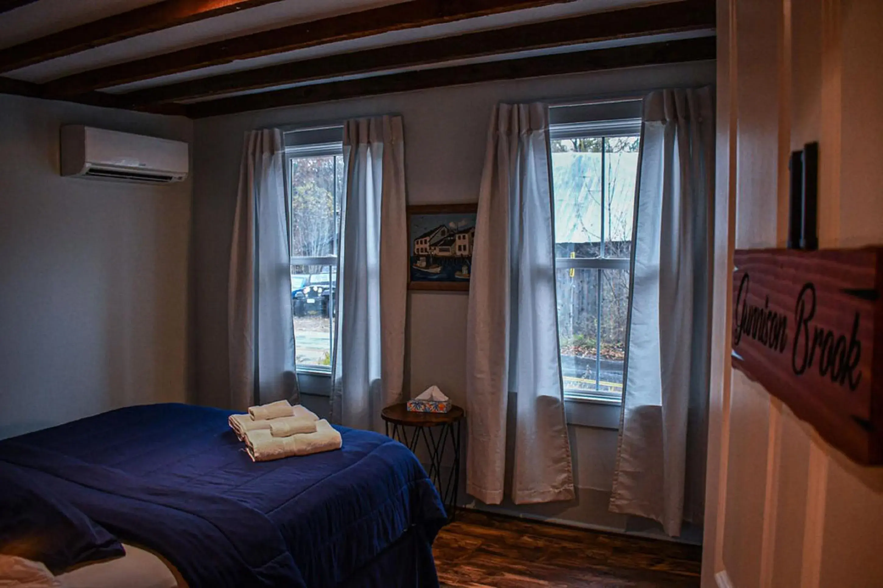Queen Room in Brook Road Inn Queen Room in Brook Road Inn