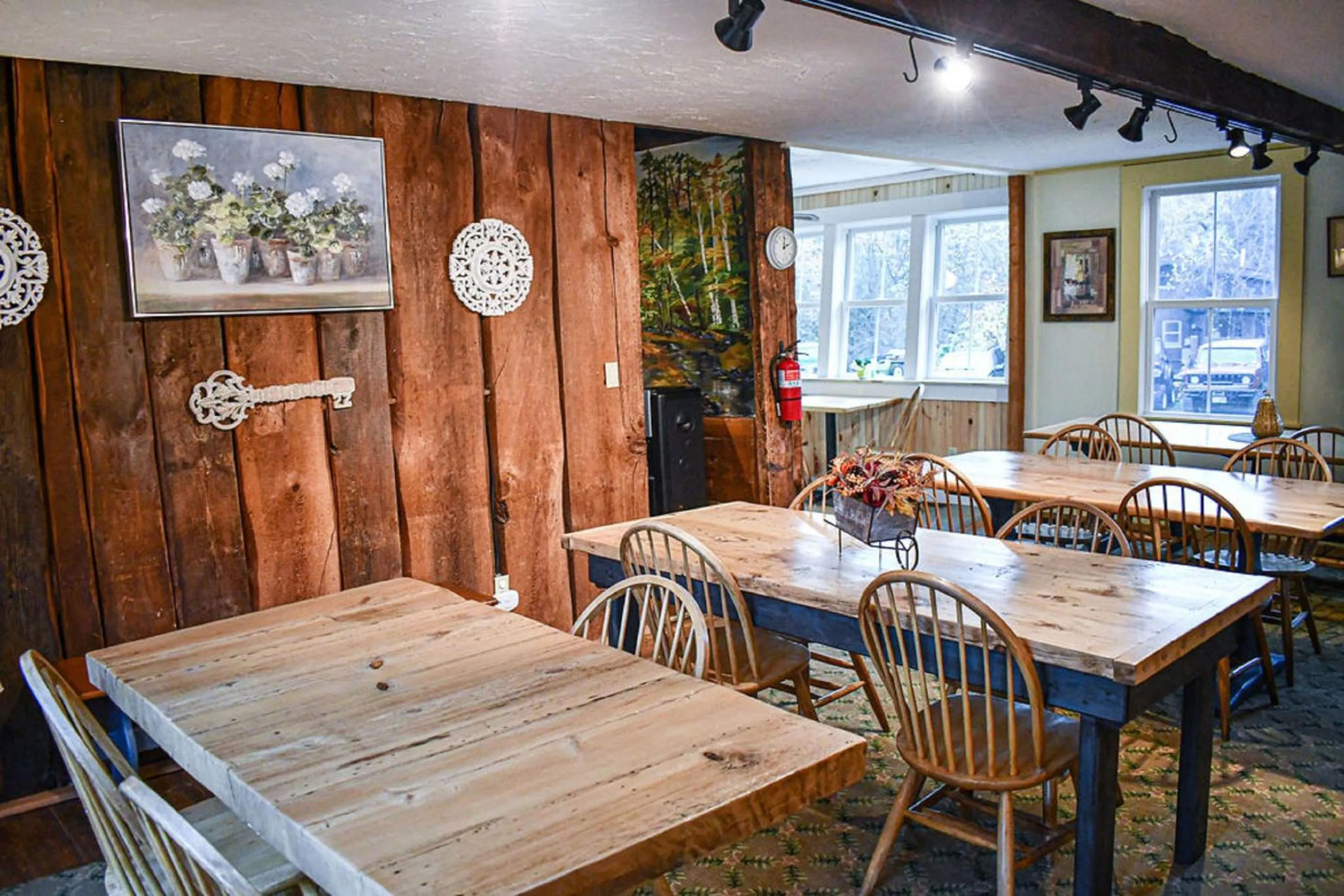 Dining area in Brook Road Inn