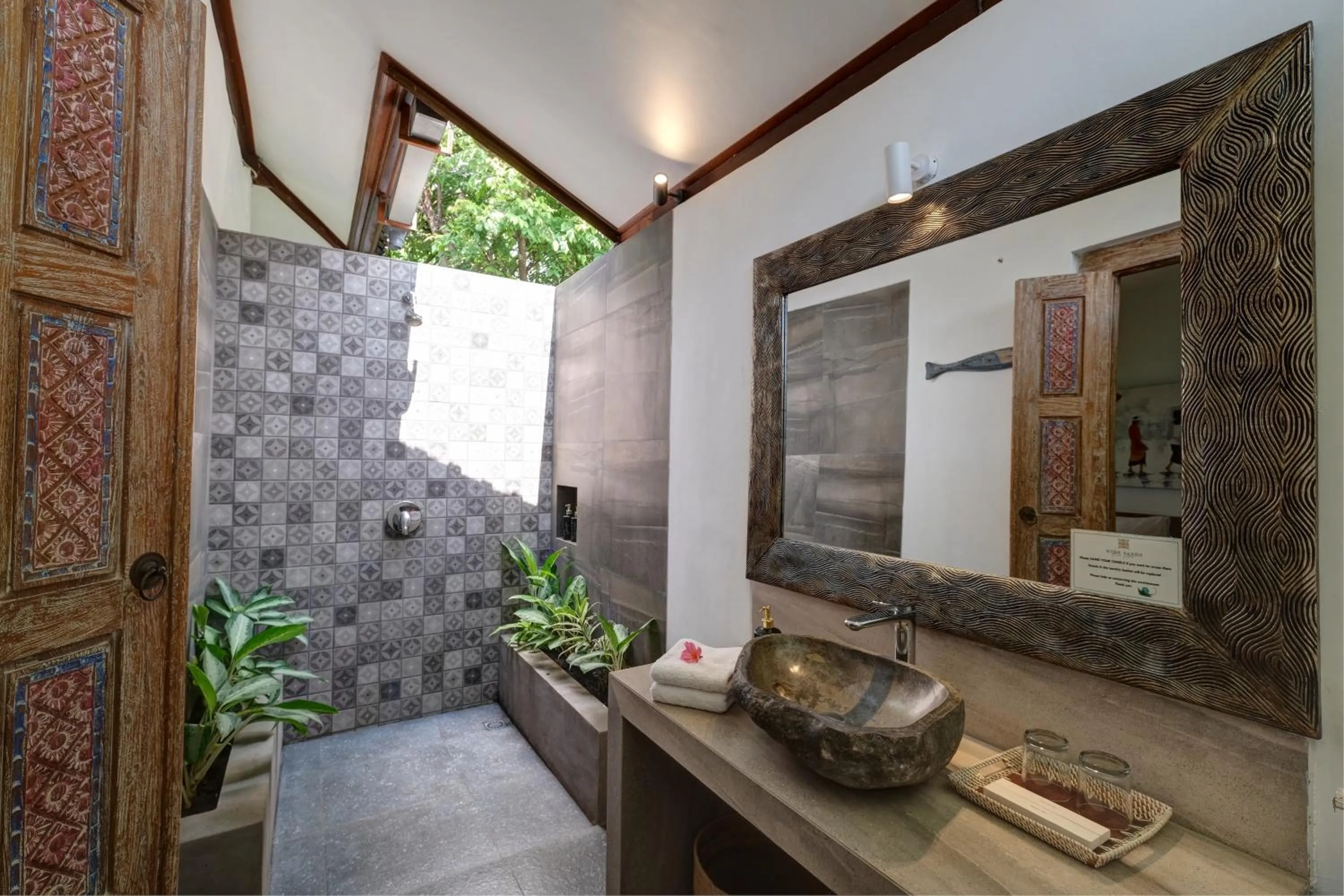 Shower in Wide Sands Beach Retreat