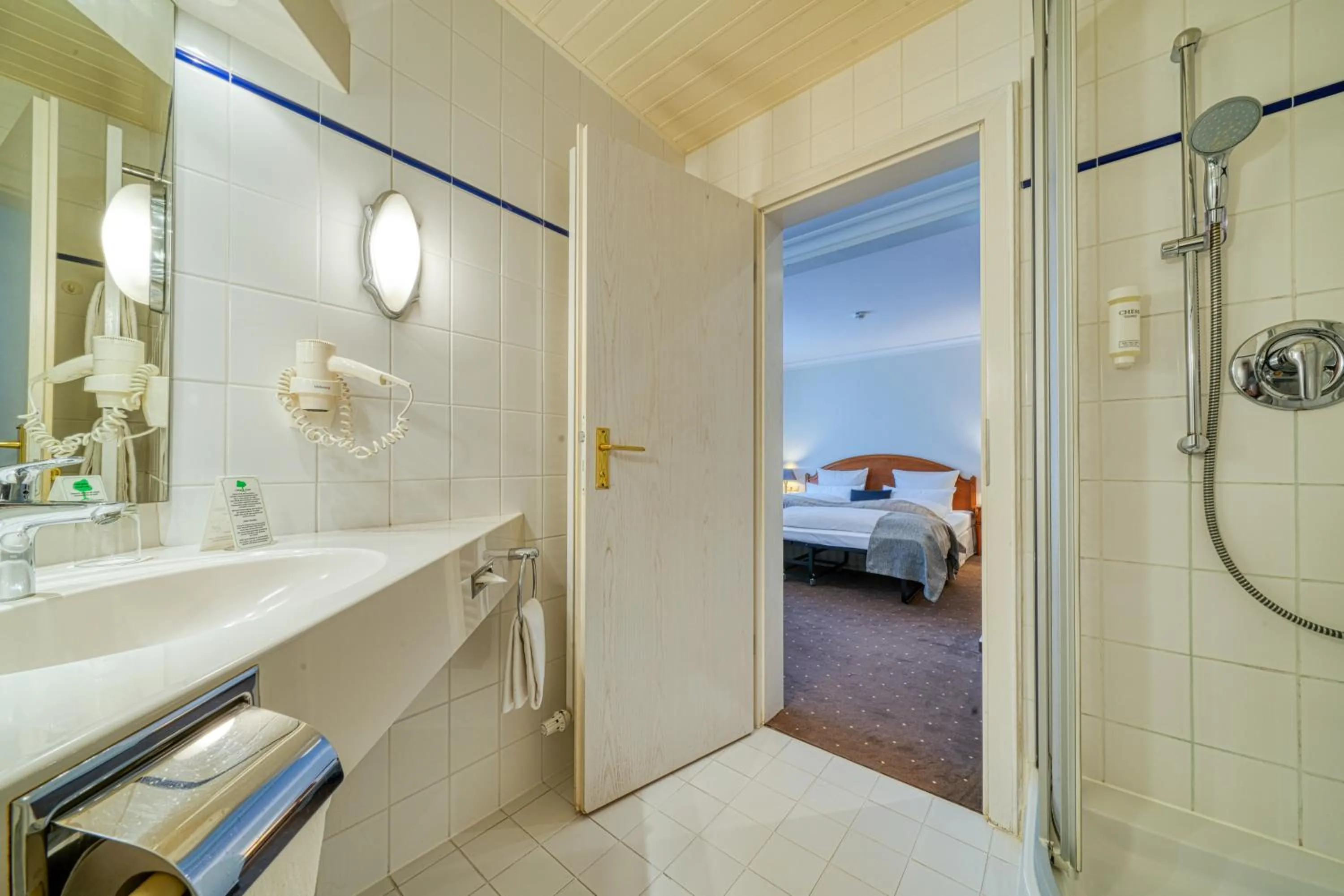 Bathroom, Bed in Parkhotel Am Glienberg by NP