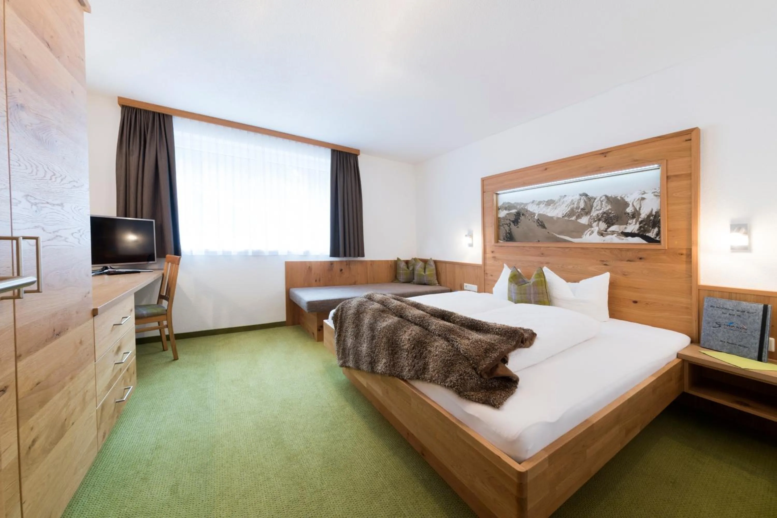 Photo of the whole room, Bed in Apart Garni Sesvenna