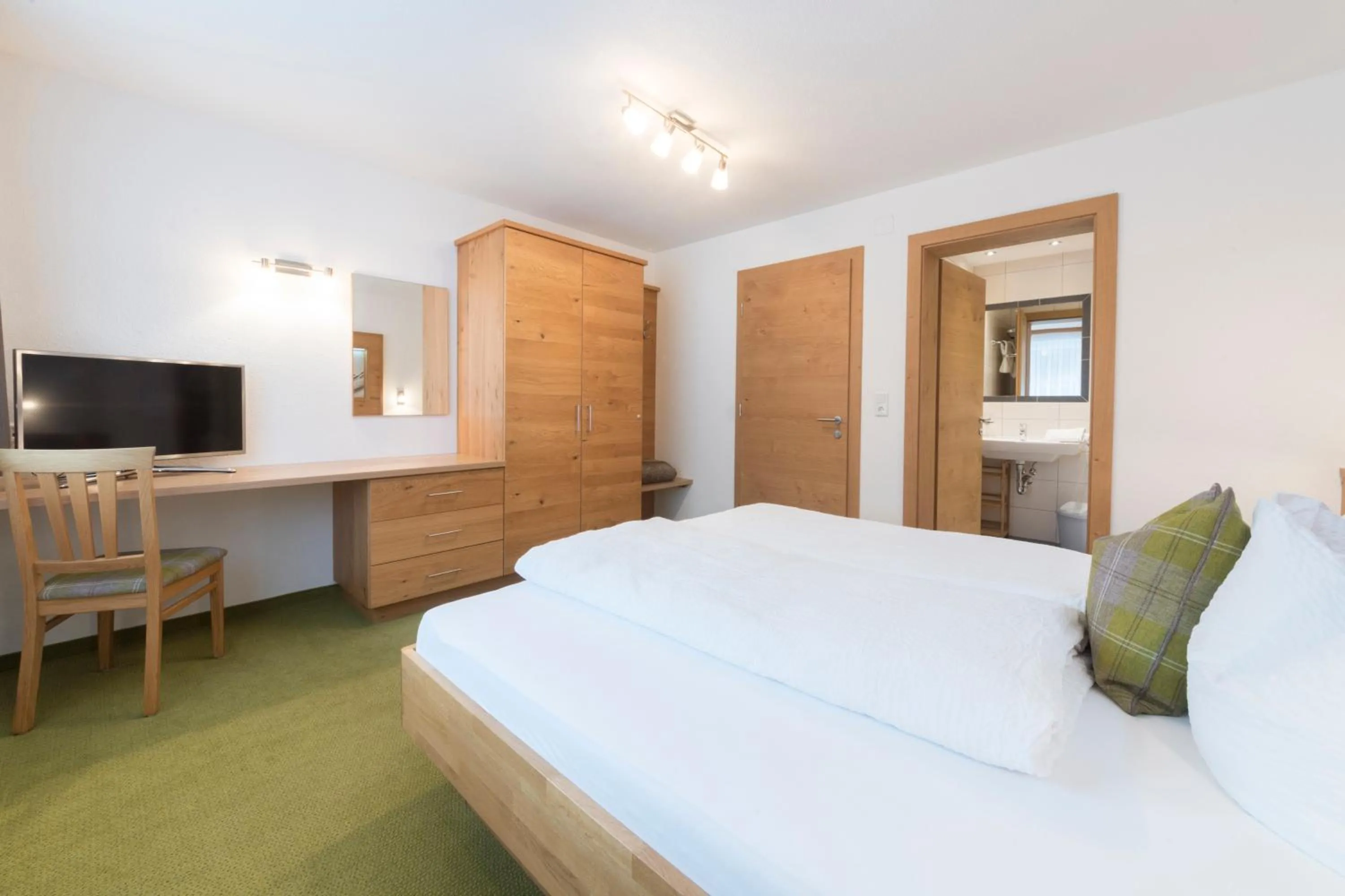Photo of the whole room, Bed in Apart Garni Sesvenna