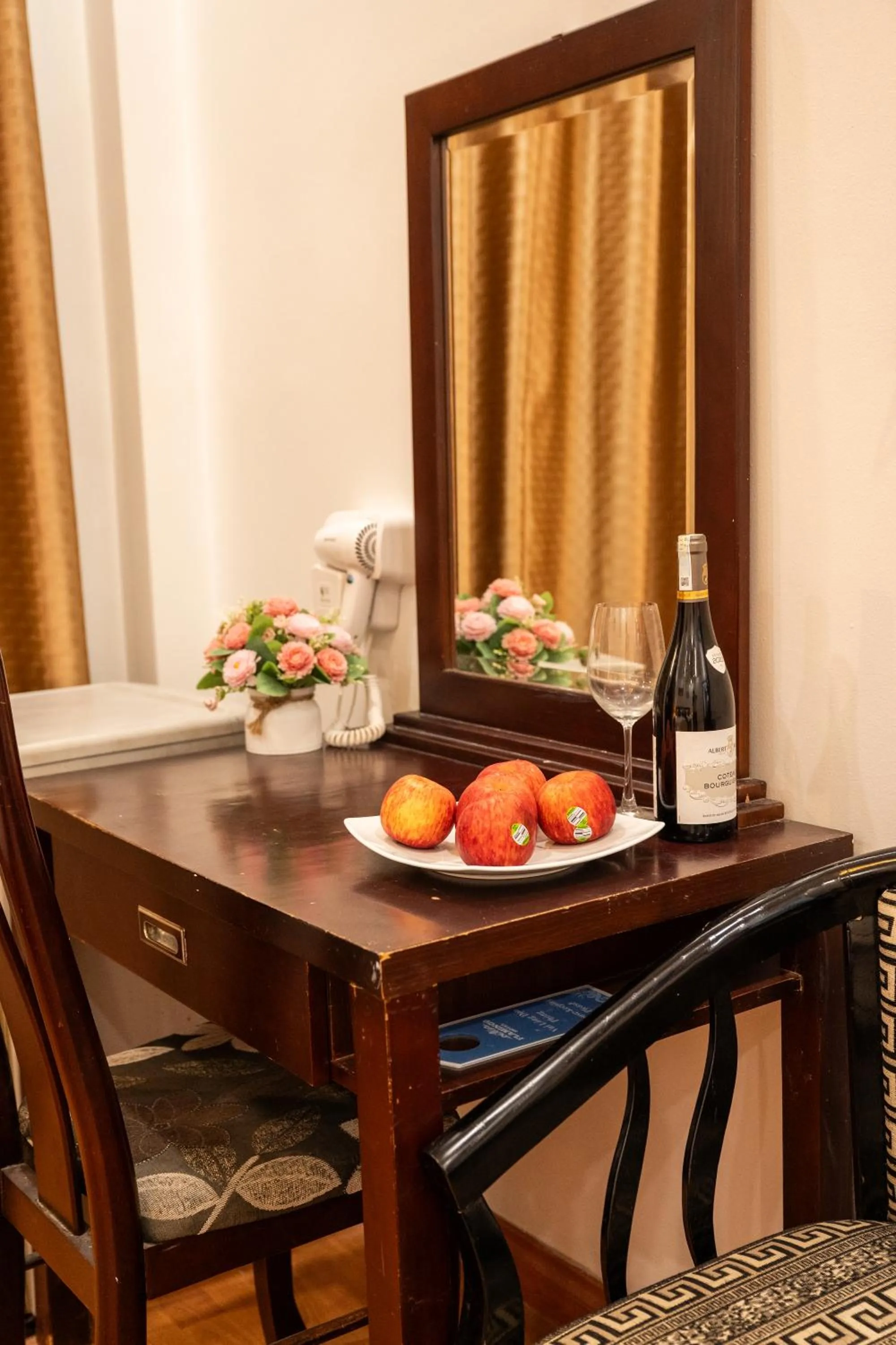 Food and drinks in Chariot Hotel