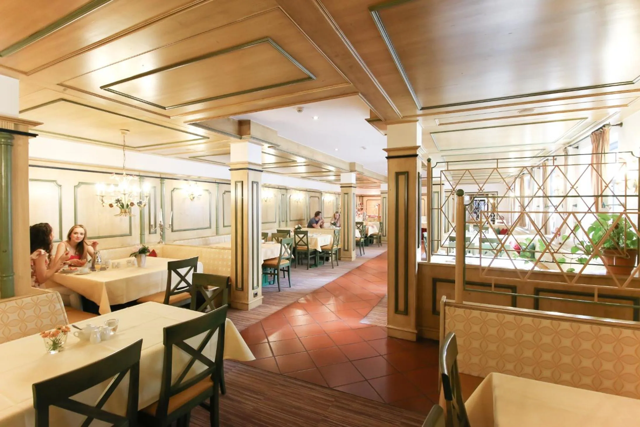 Restaurant/places to eat in Hotel Erbgericht Buntes Haus