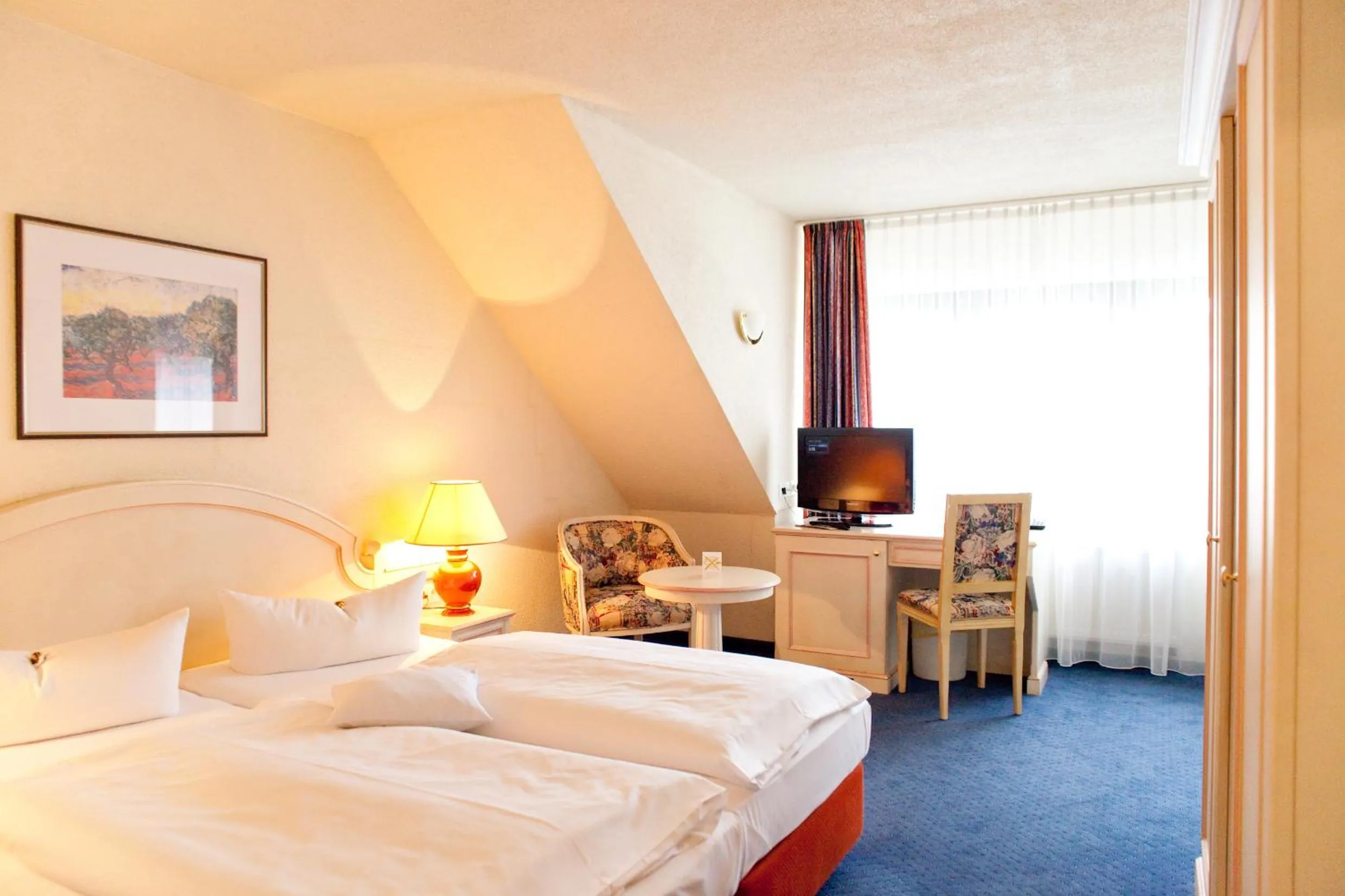 Photo of the whole room, Bed in Hotel Weißes Roß