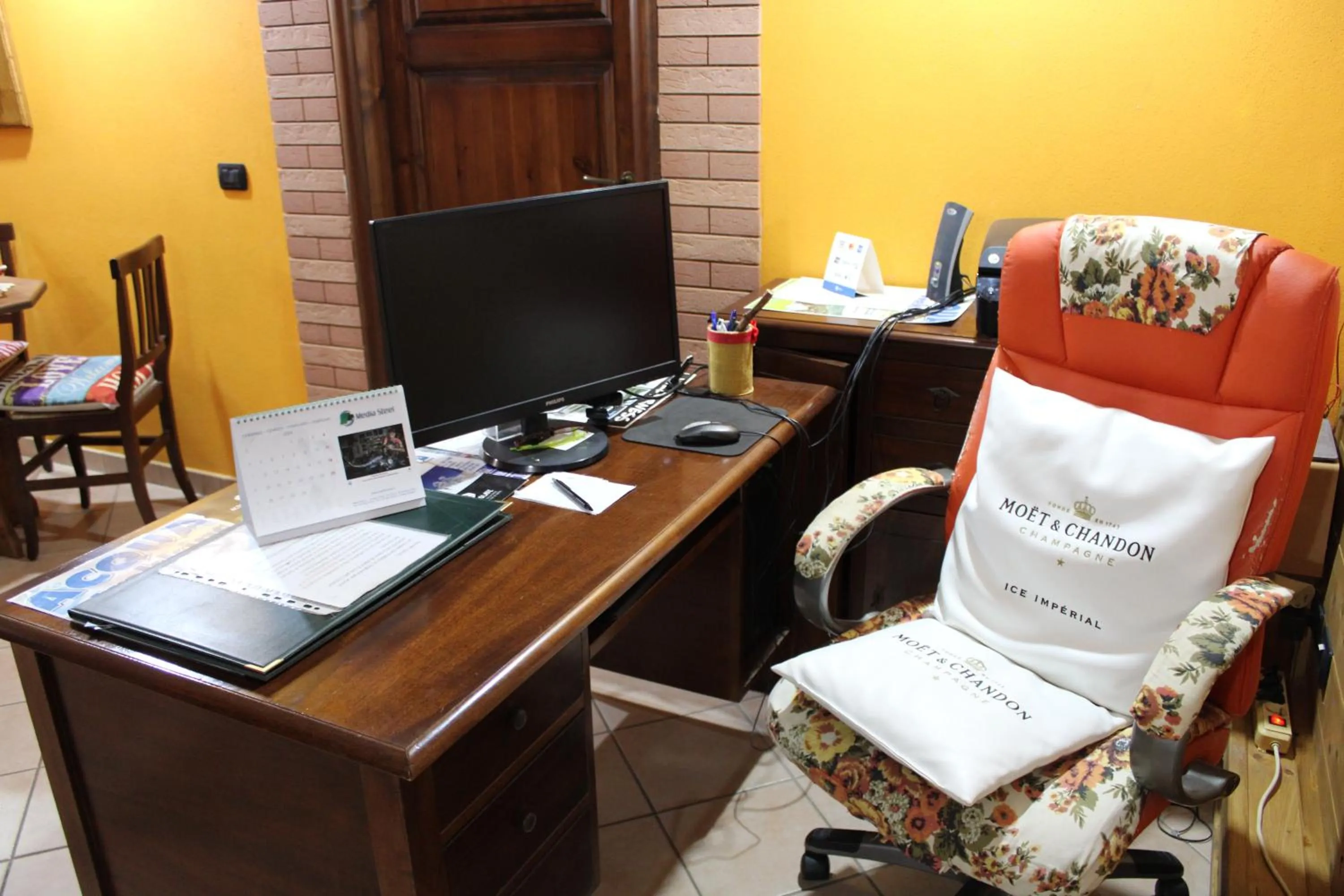 Communal lounge/ TV room in Le Chalet del Pollino