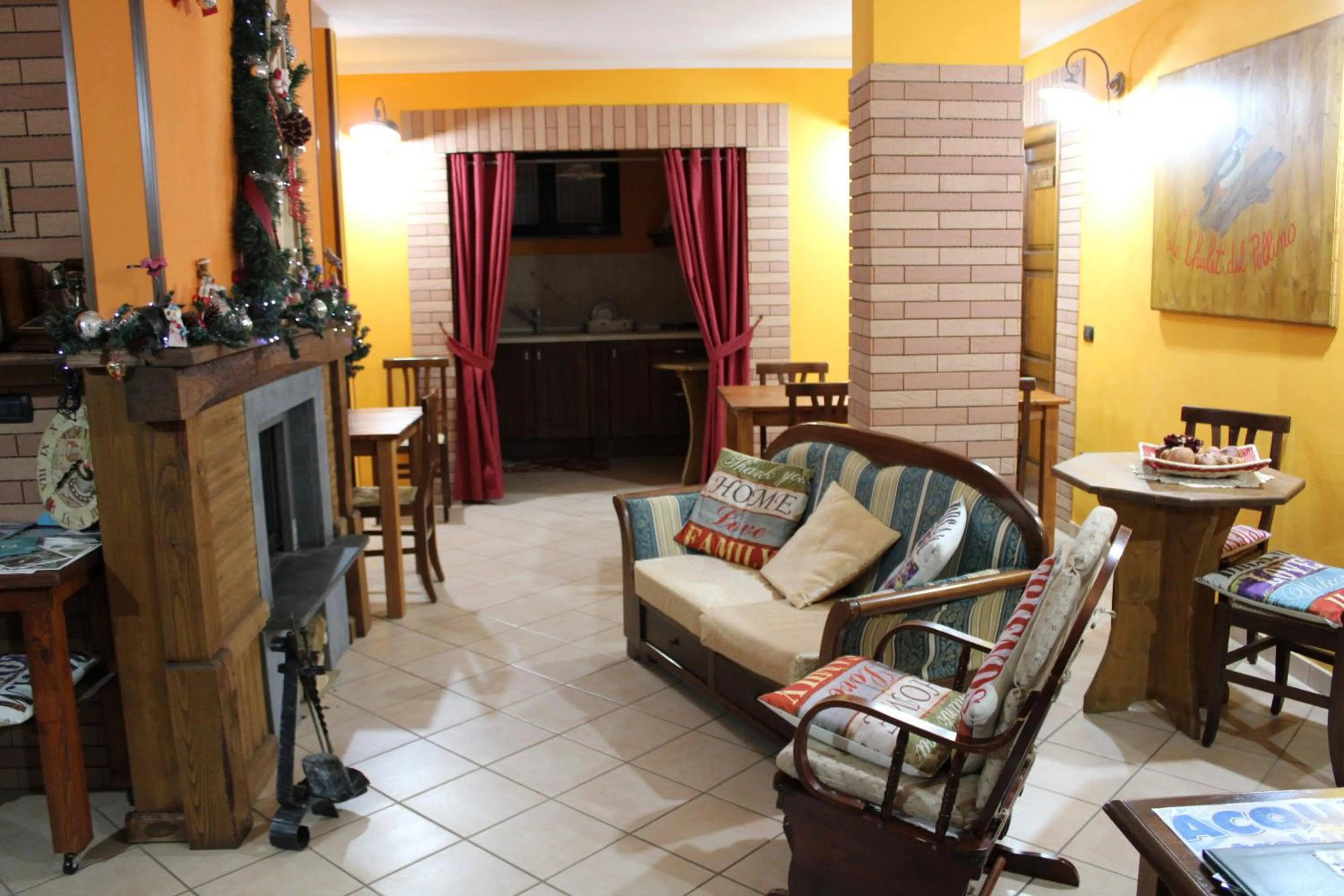 Communal lounge/ TV room in Le Chalet del Pollino