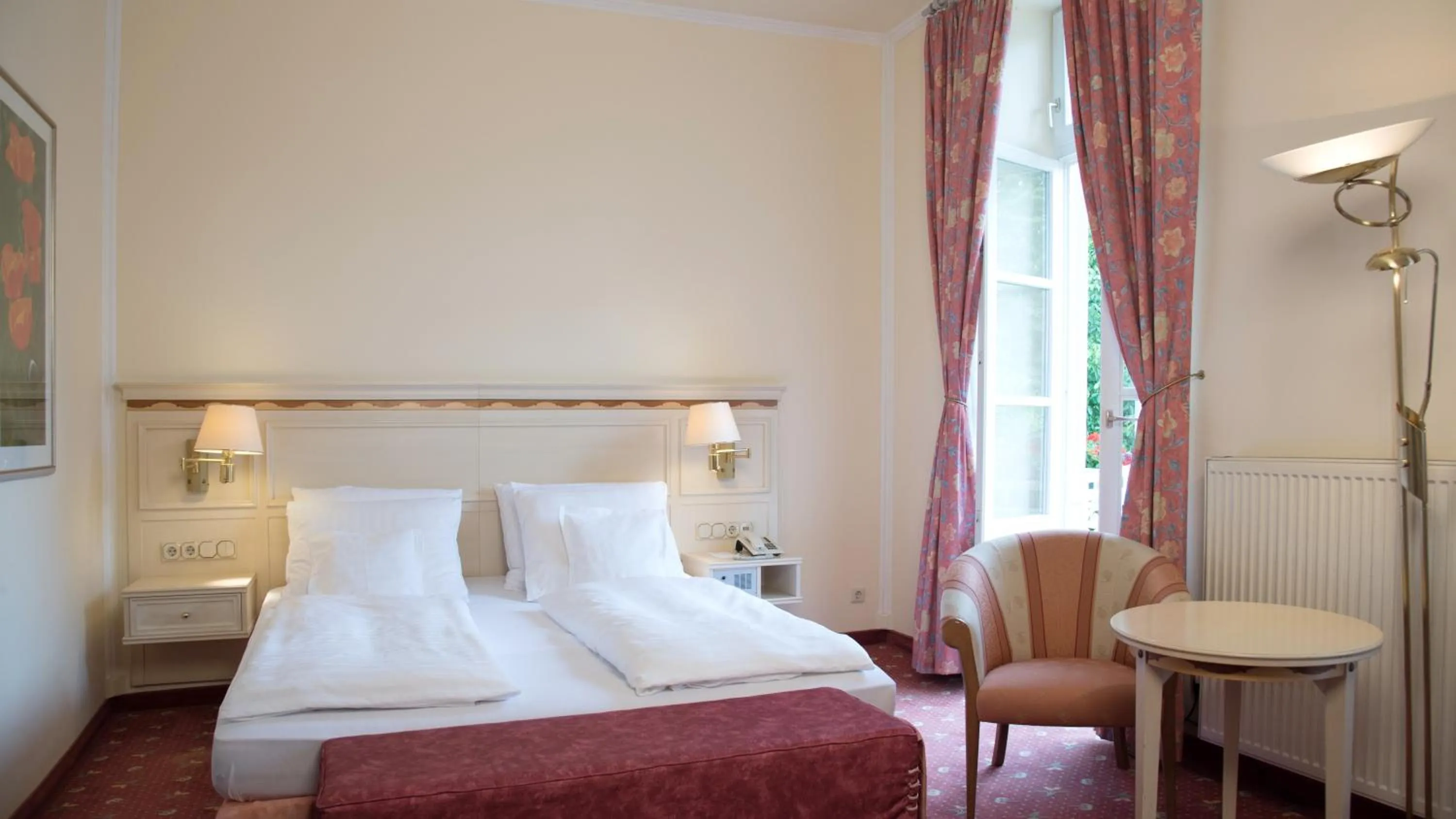 Bed in Parkhotel Bad Homburg